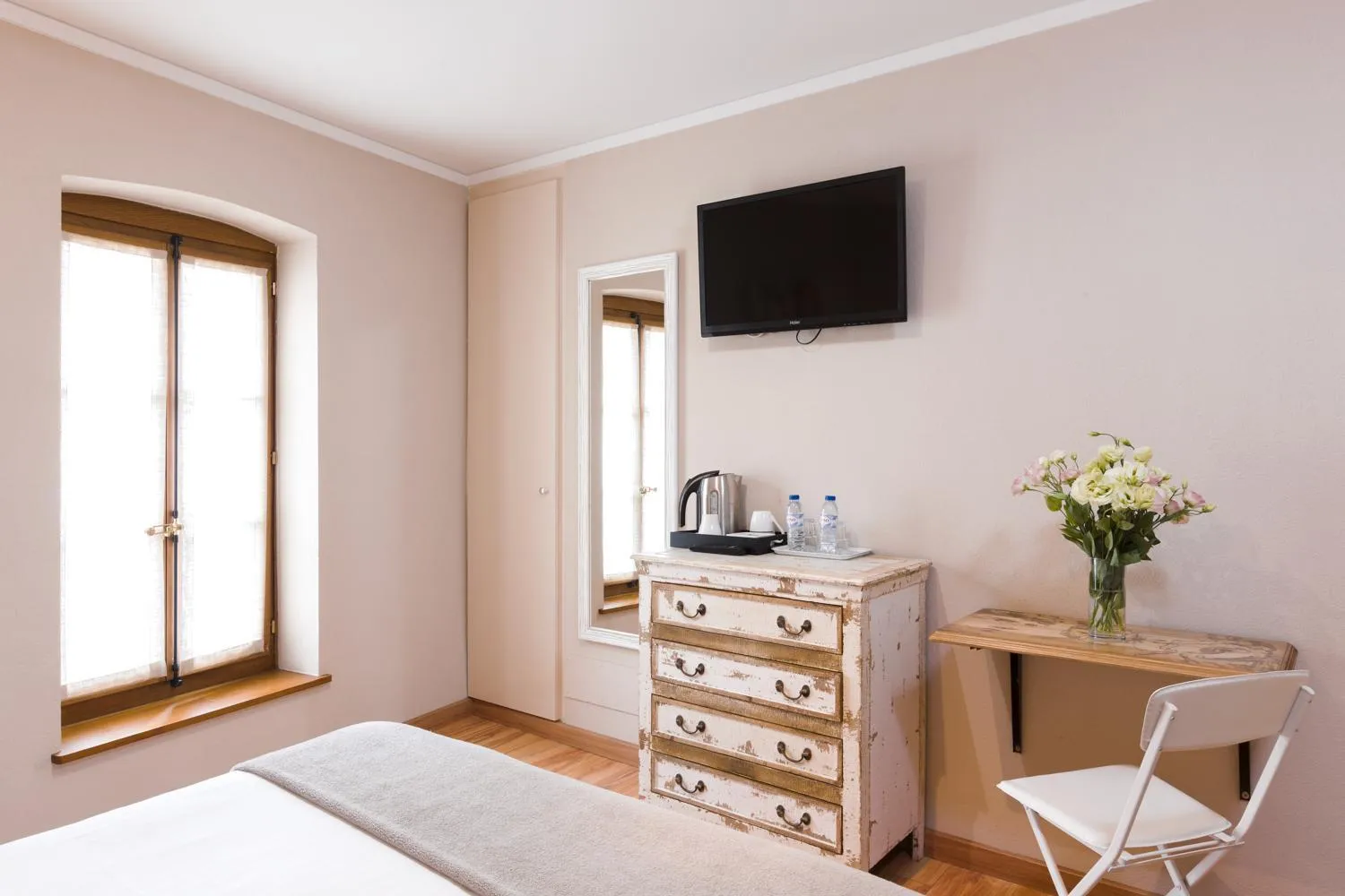 Photo of the whole room, Bed in Auberge Communale de Carouge