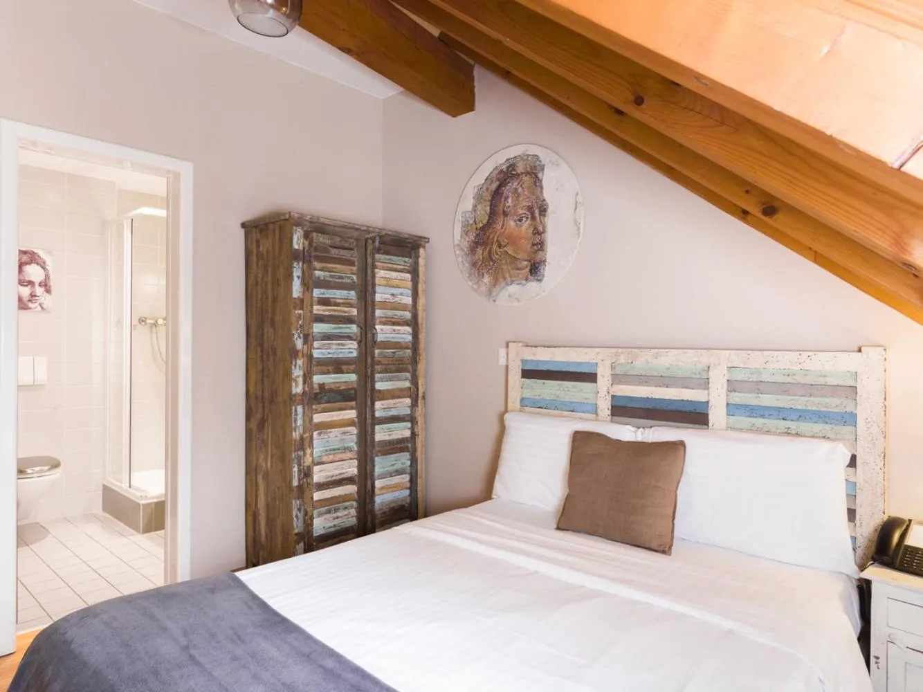 Photo of the whole room, Bed in Auberge Communale de Carouge