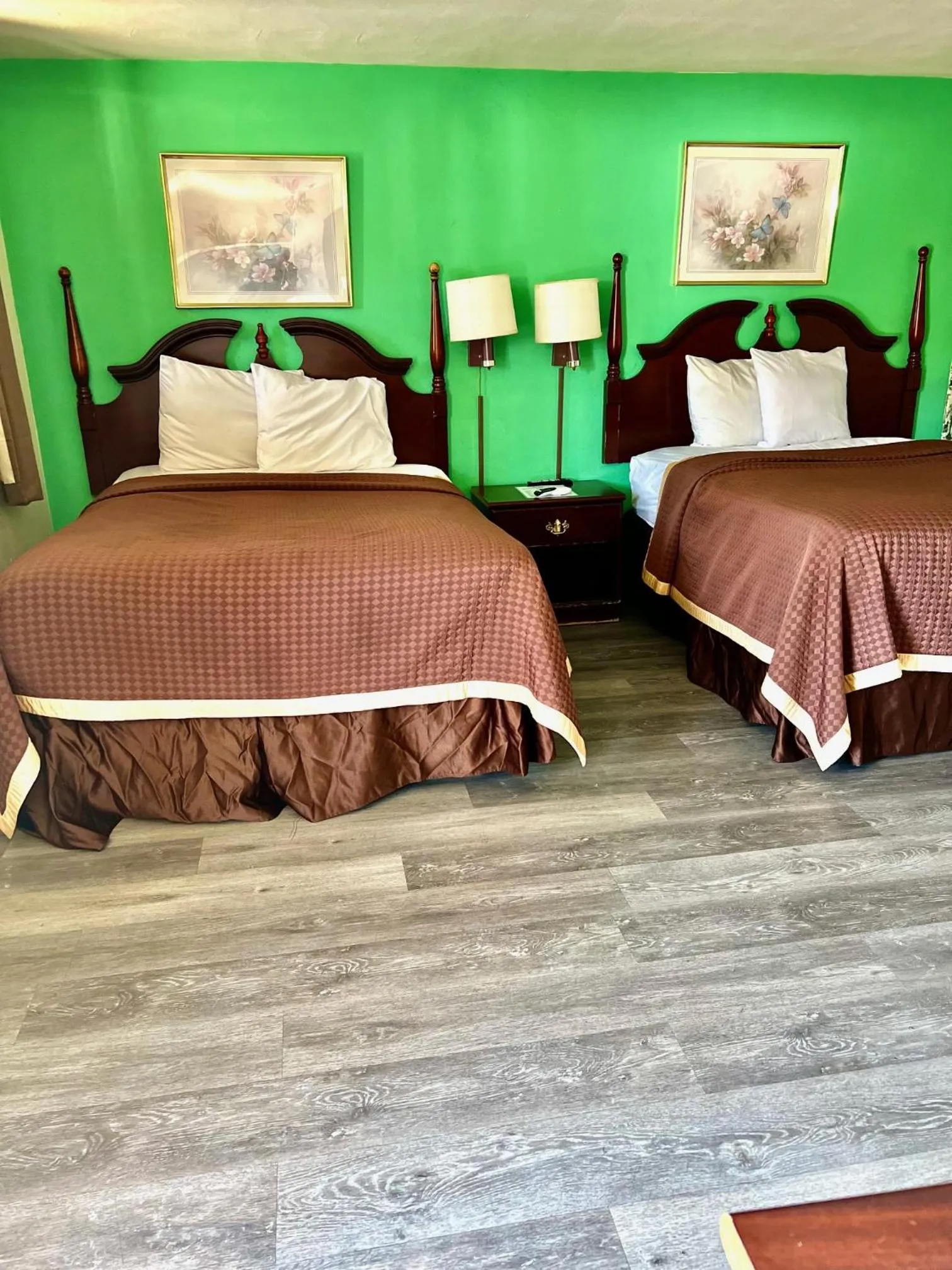 Bed in Travelers Inn Olney