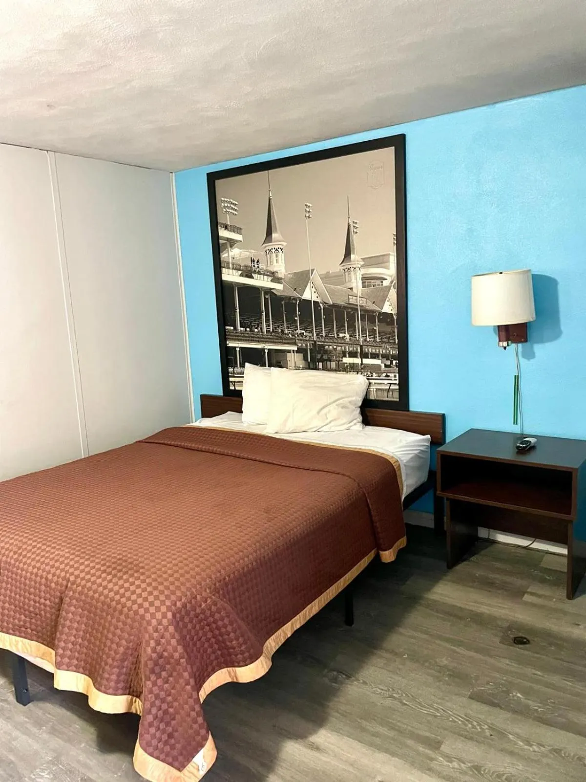 Bedroom, Bed in Travelers Inn Olney