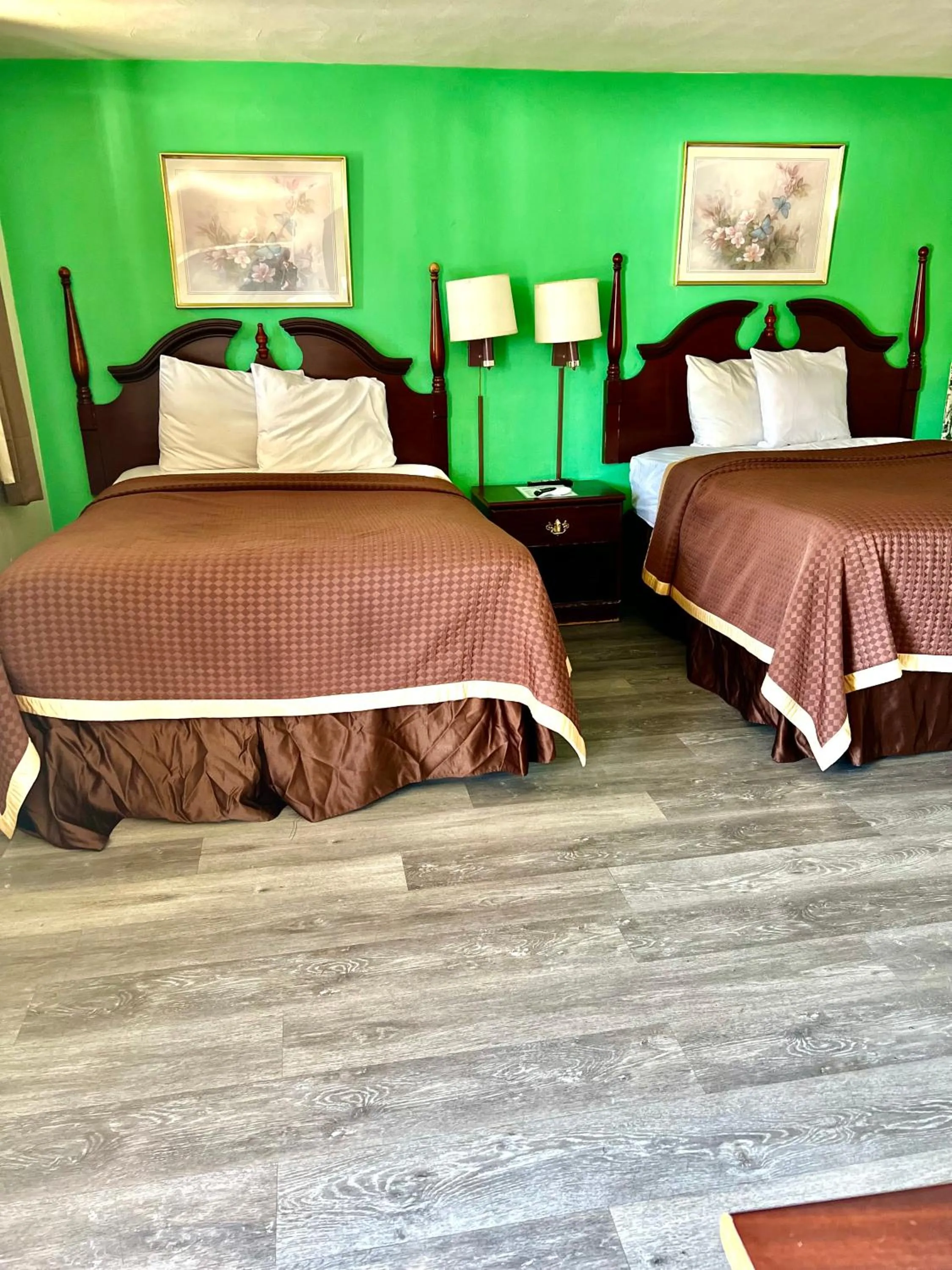 Bed in Travelers Inn Olney