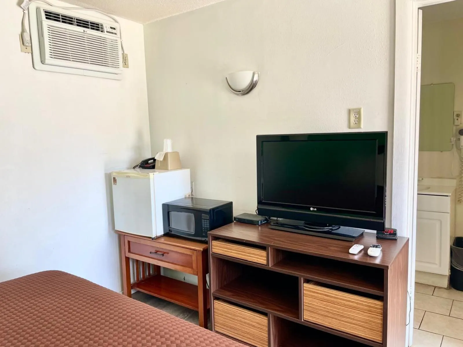 TV and multimedia in Travelers Inn Olney