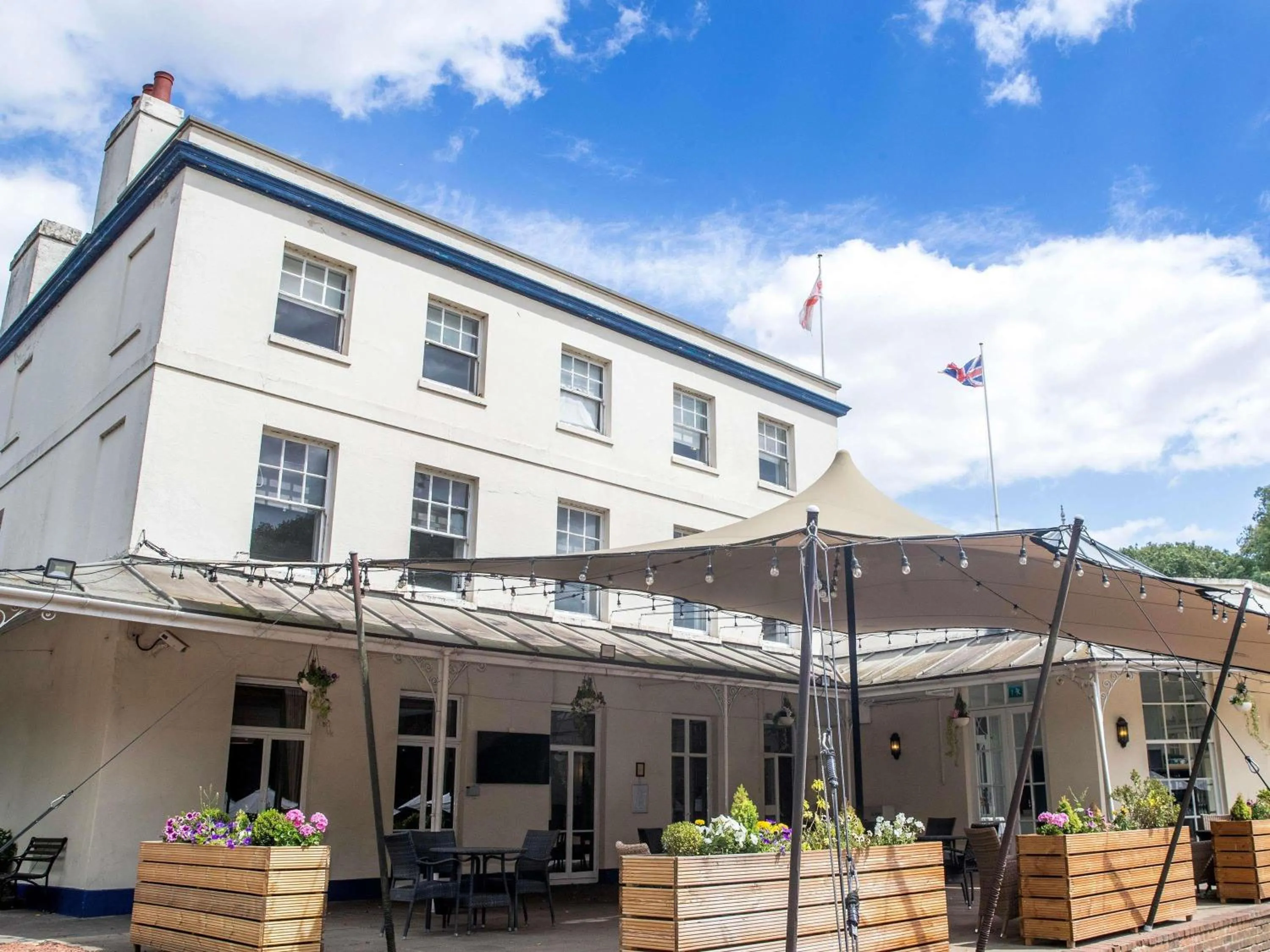 Property building in Mercure Thurrock Stifford Hall