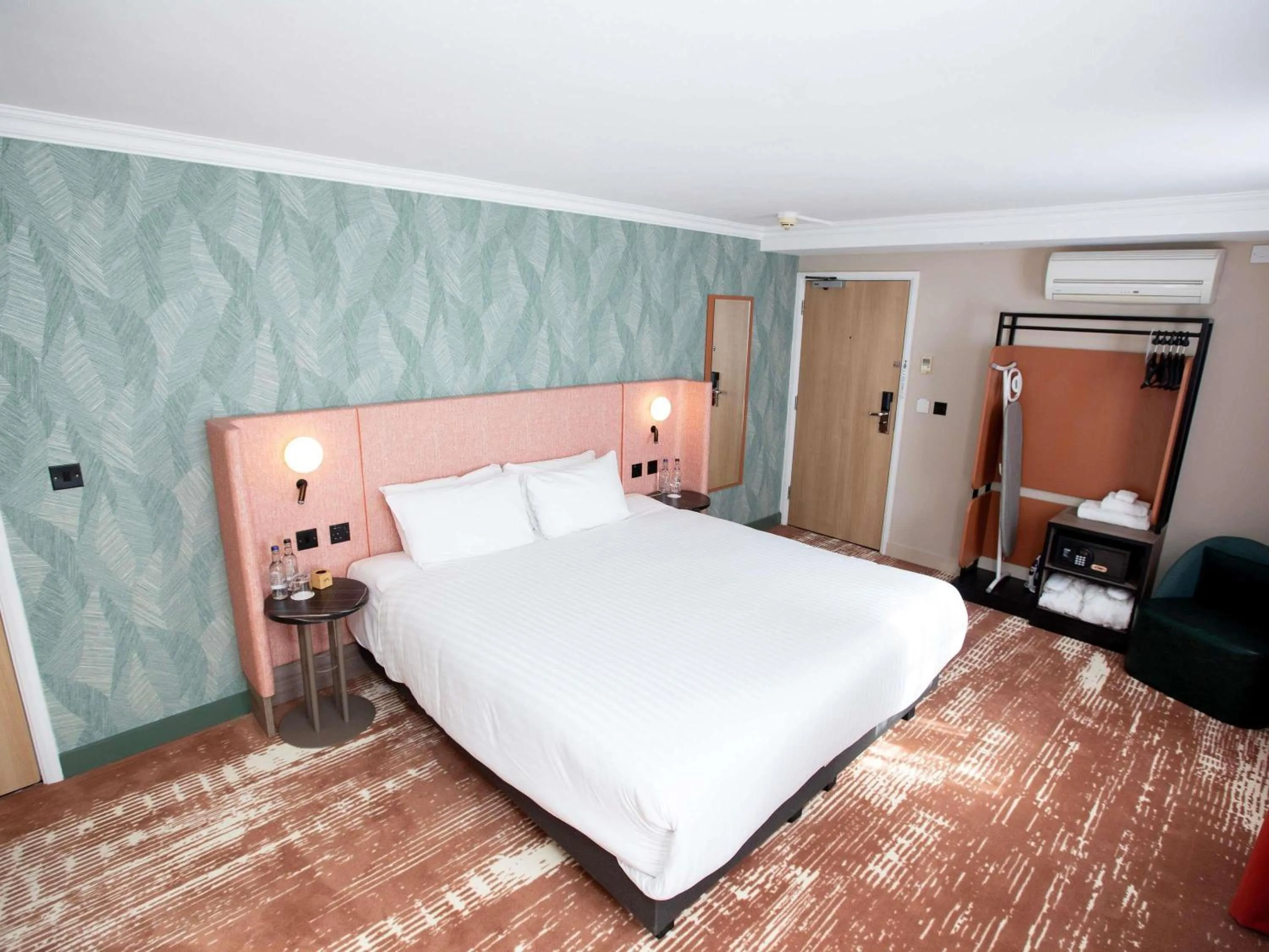 Bedroom, Bed in Mercure Thurrock Stifford Hall