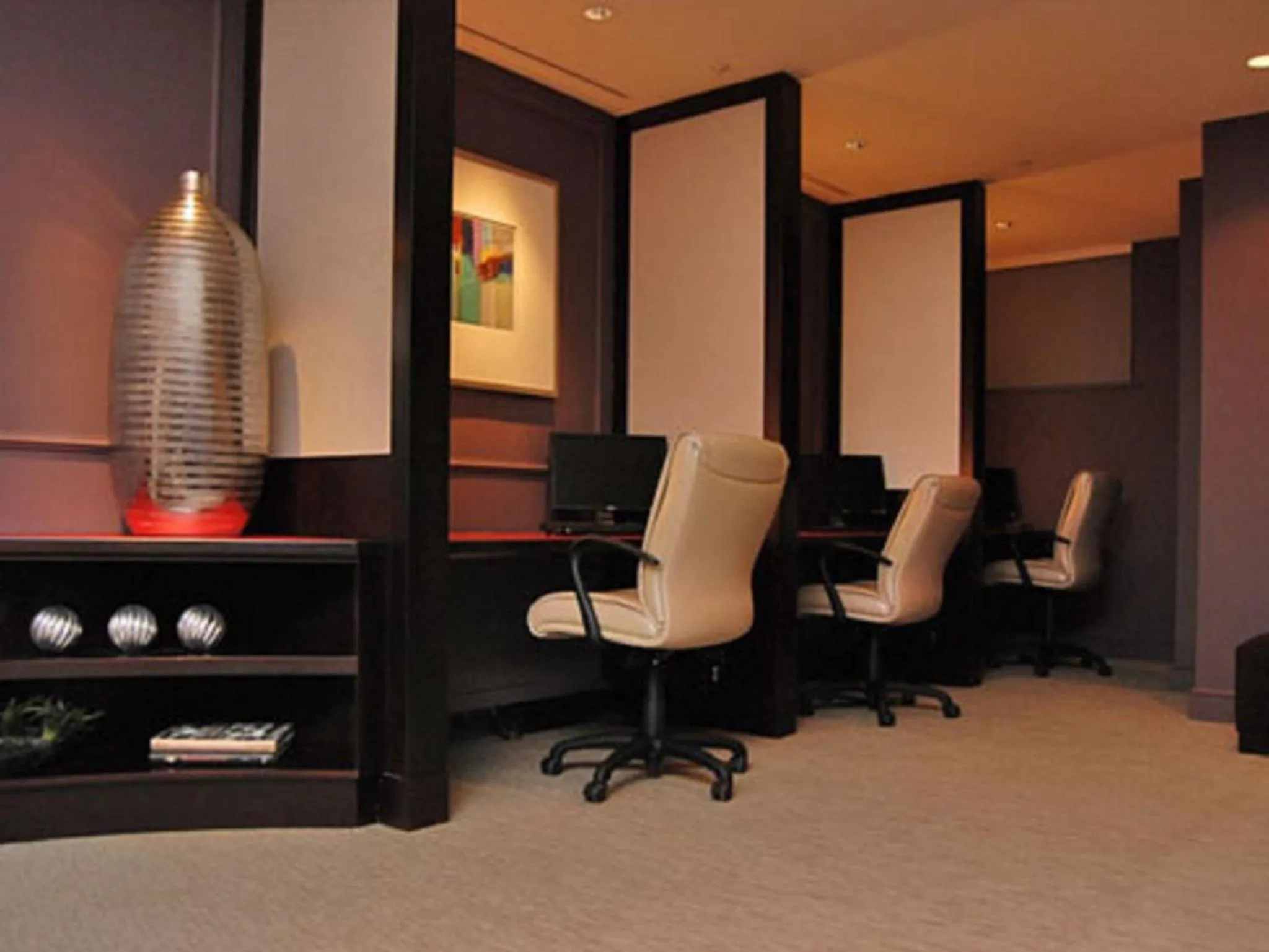 Business facilities in Global Luxury Suites at The White House