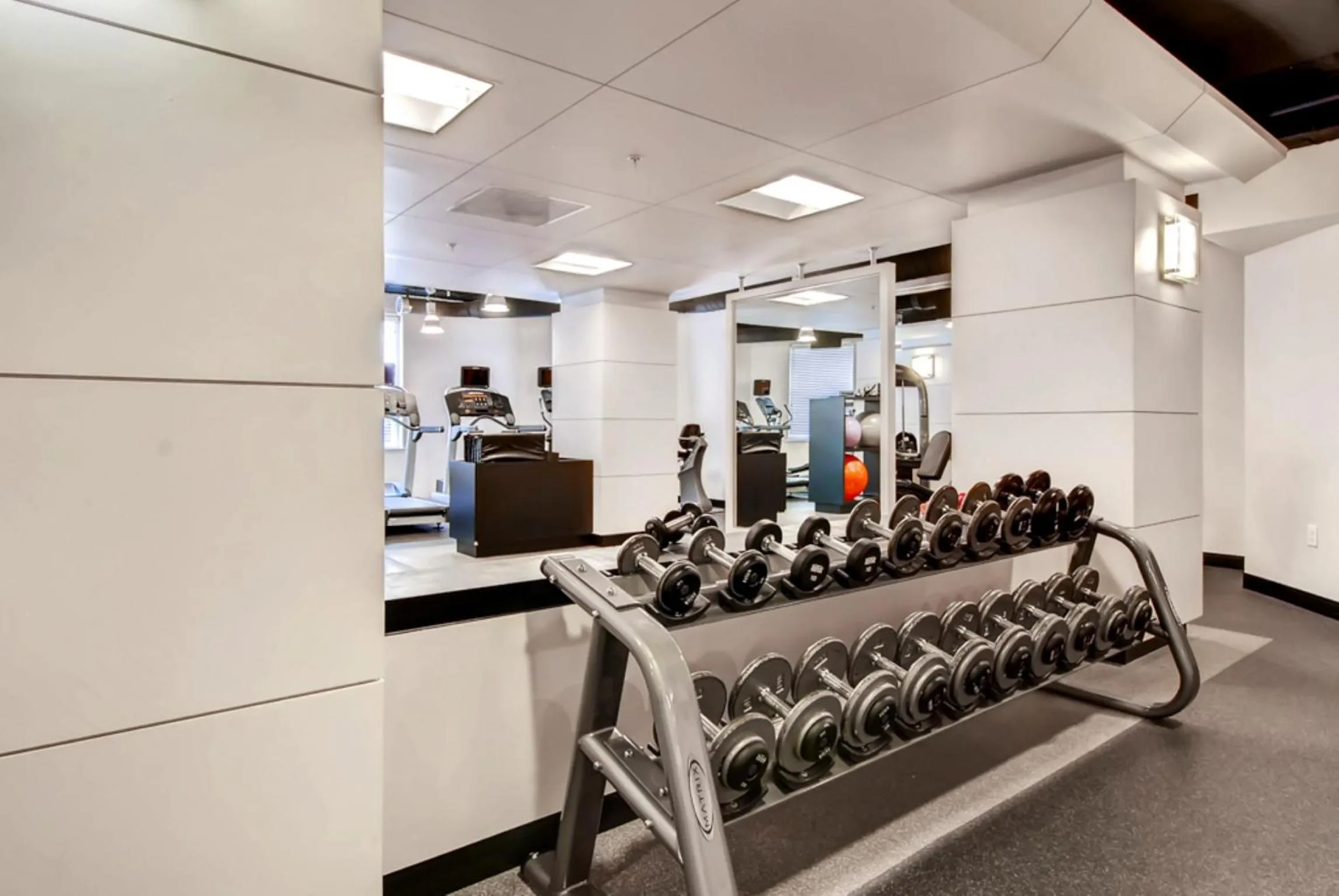Fitness centre/facilities in Global Luxury Suites at The White House
