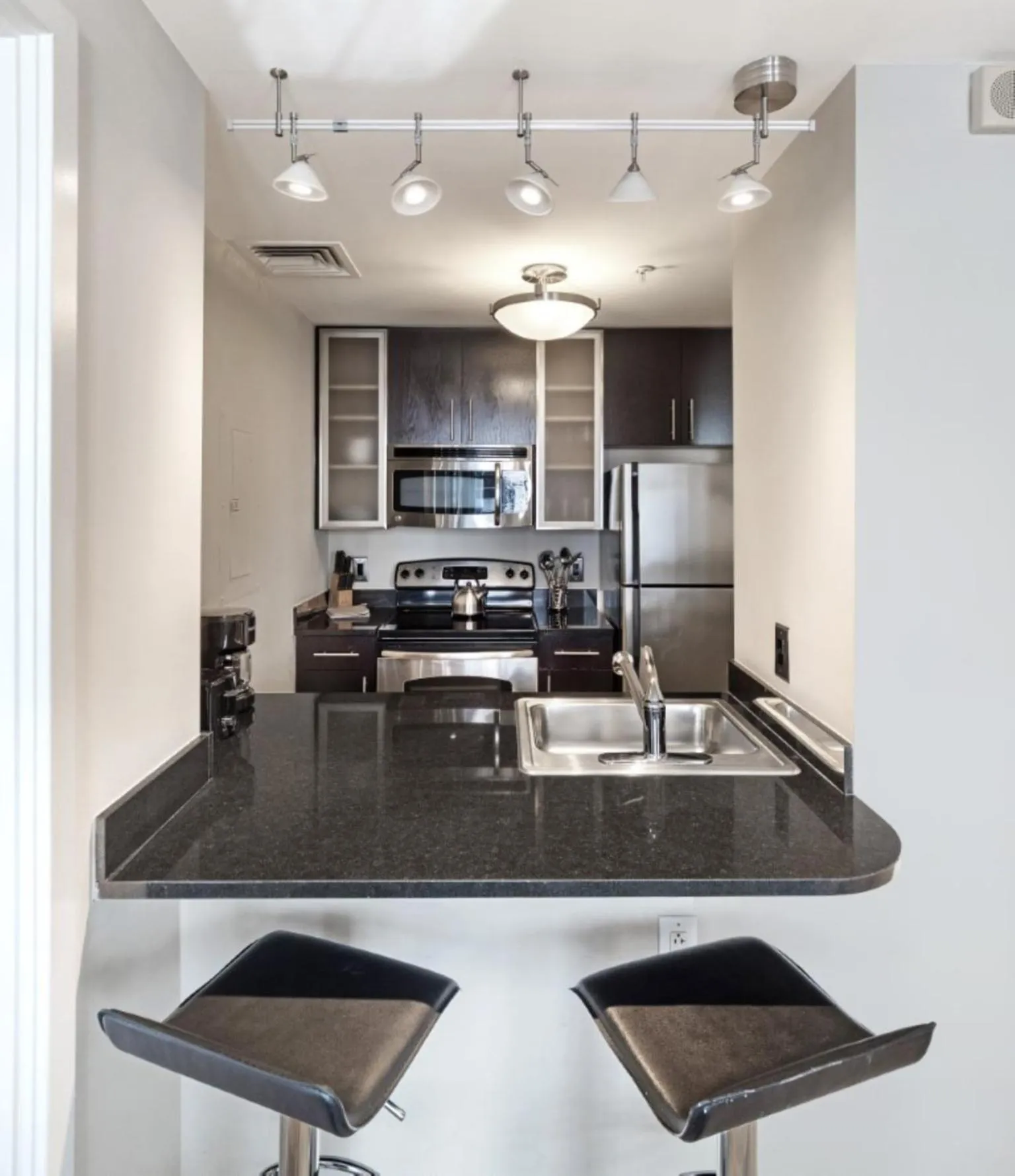 Kitchen or kitchenette in Global Luxury Suites at The White House