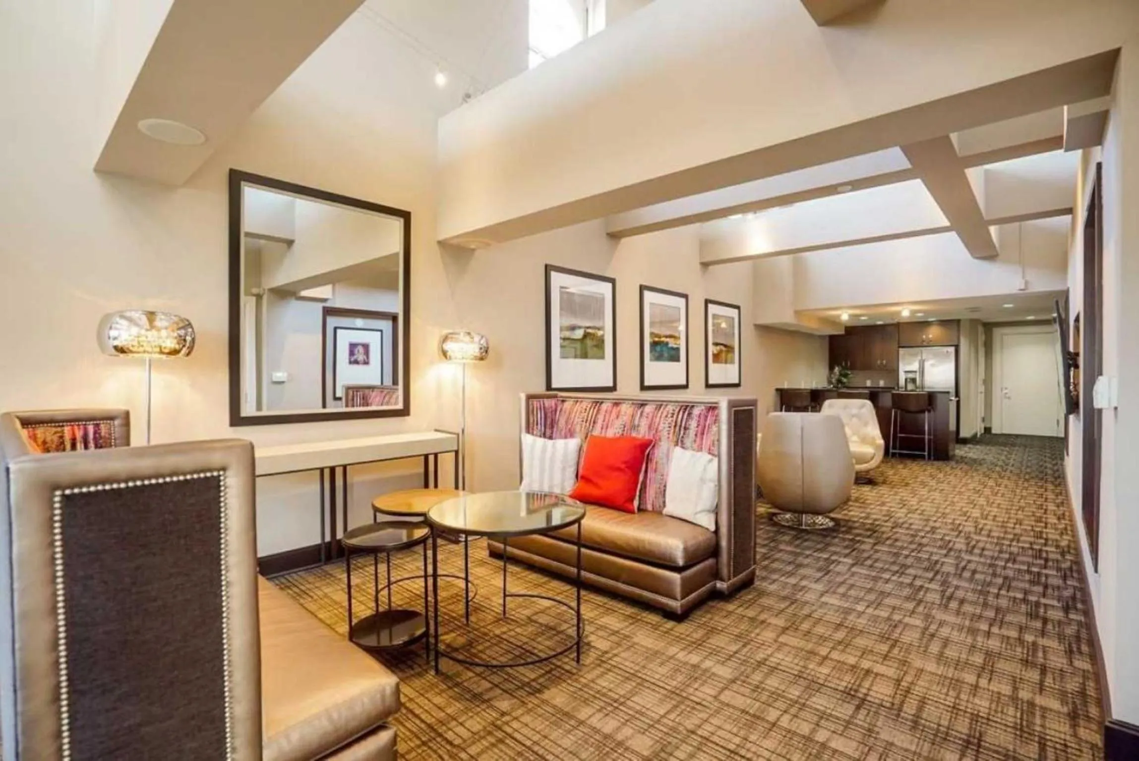 Communal lounge/ TV room in Global Luxury Suites at The White House