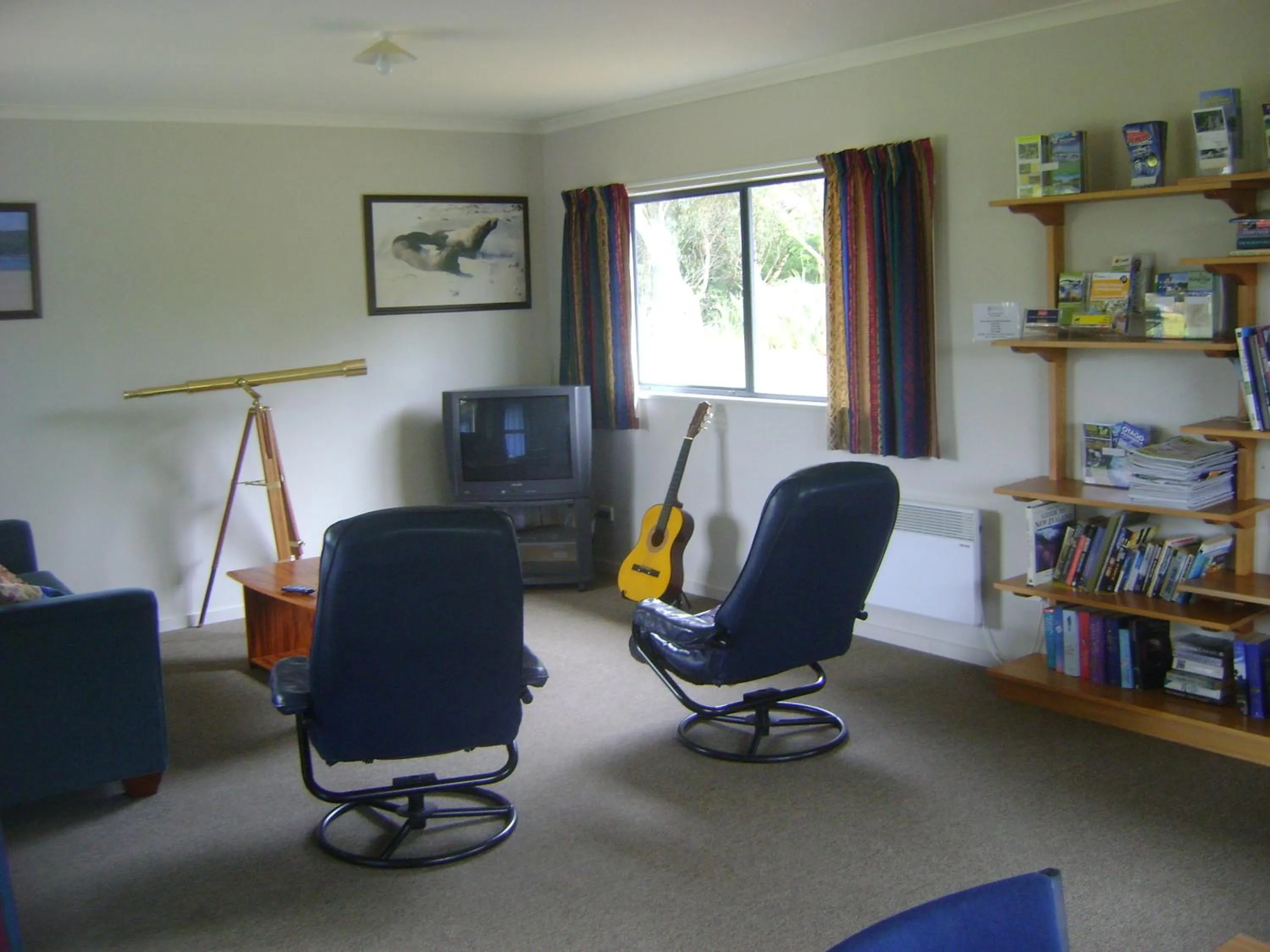Communal lounge/ TV room in Catlins Newhaven Holiday Park
