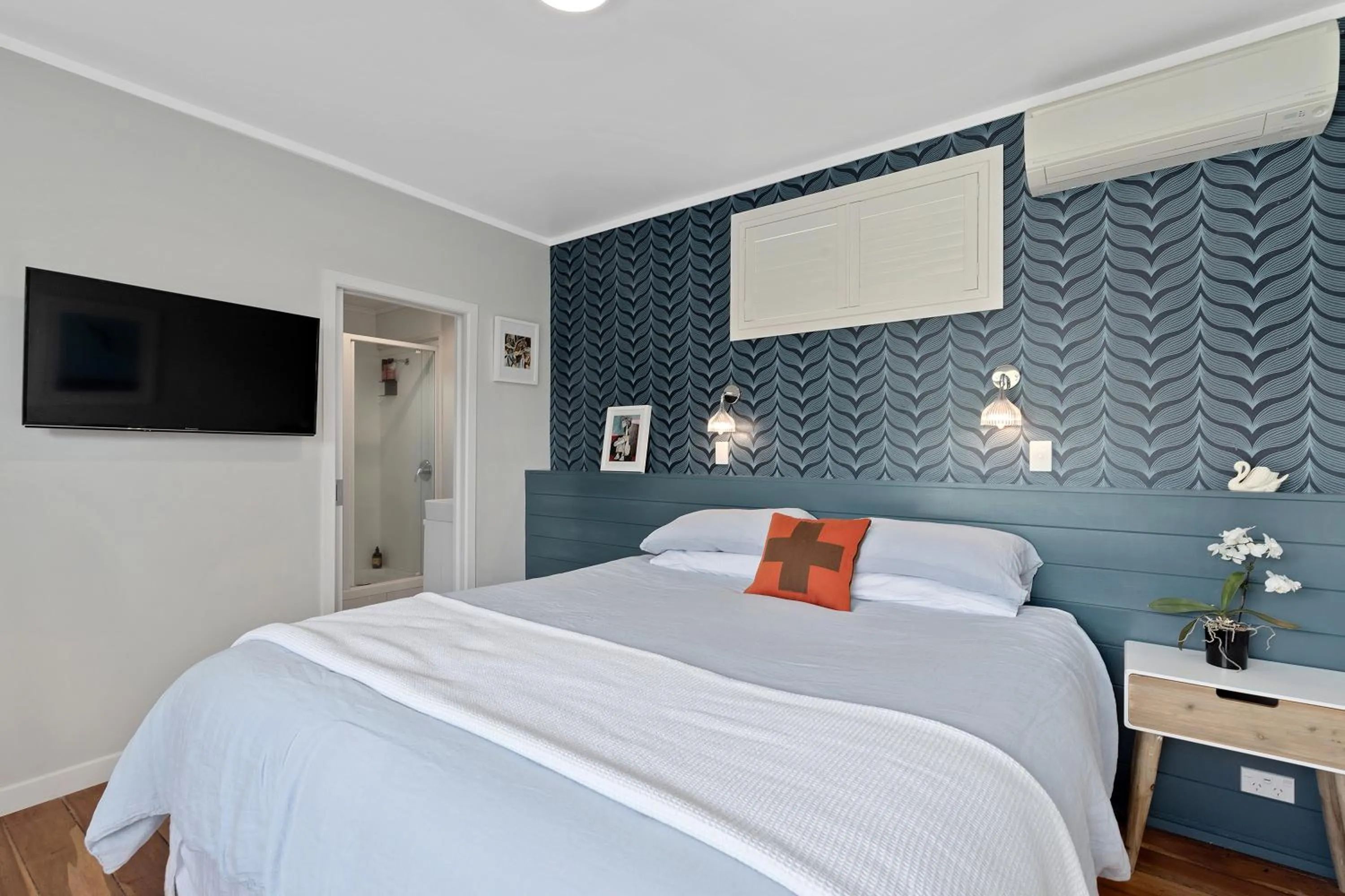 Bathroom, Bed in Devonport Motel