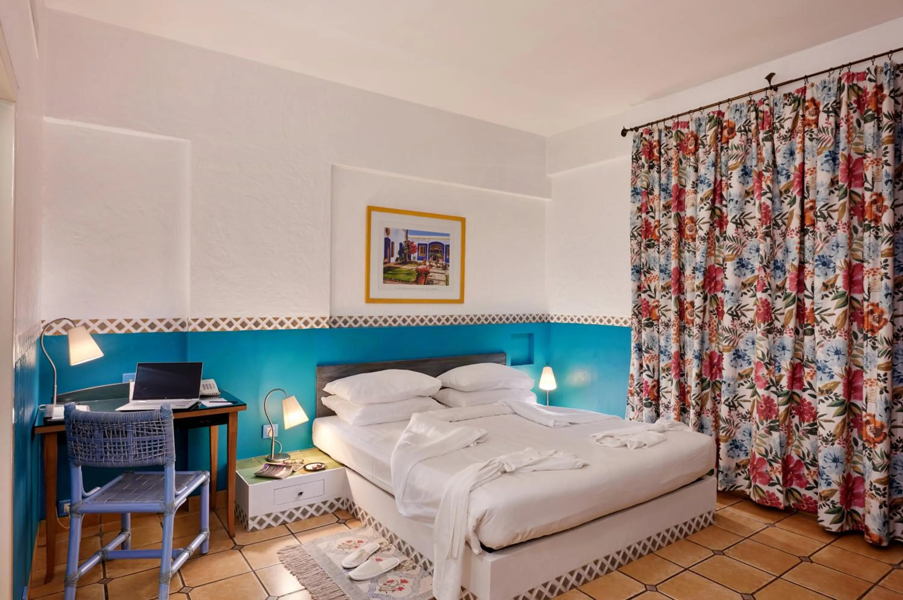 Bed in The Gordon House Hotel - Near Gateway Of India