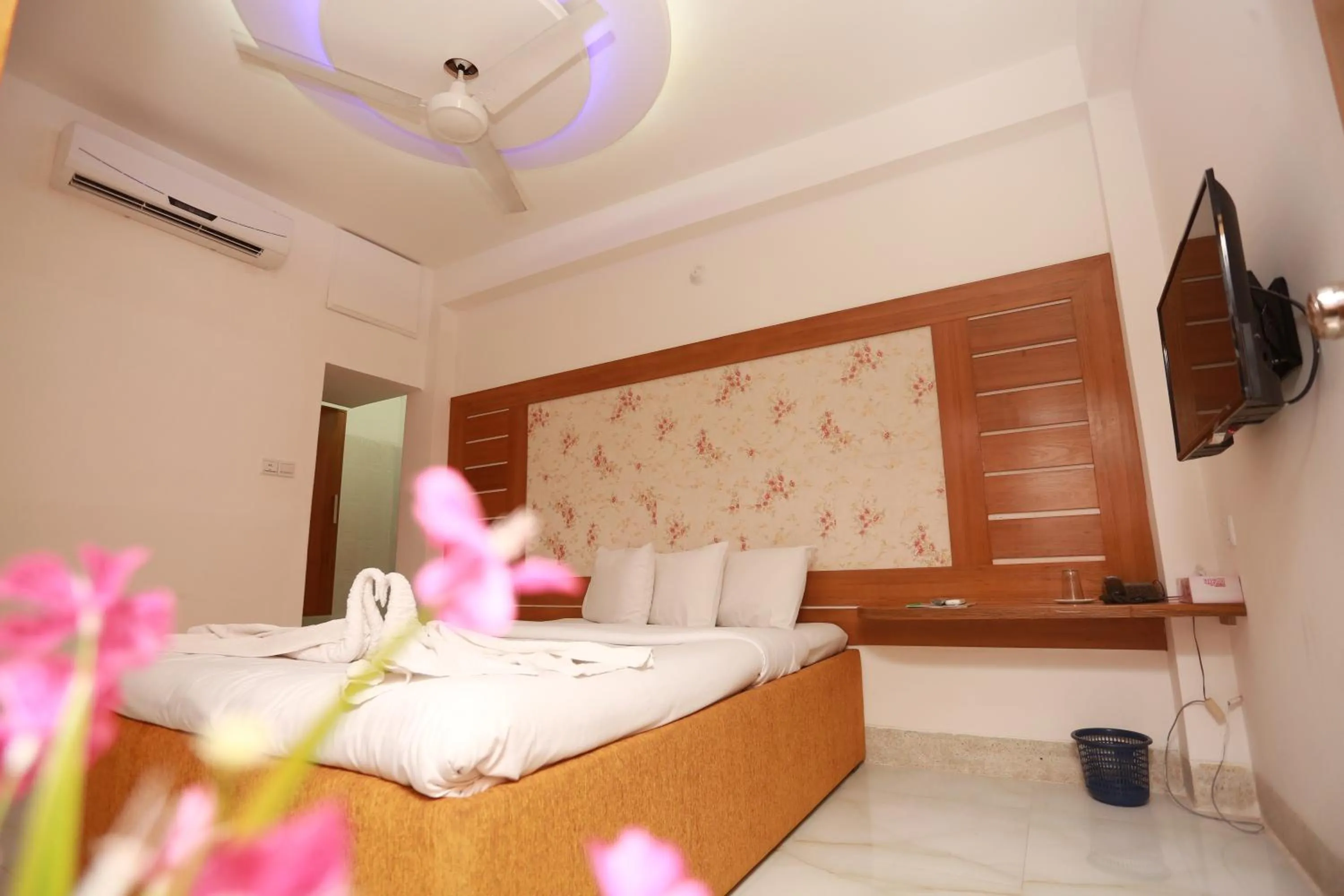 Bed in Nagar Valley Hotel Ltd.