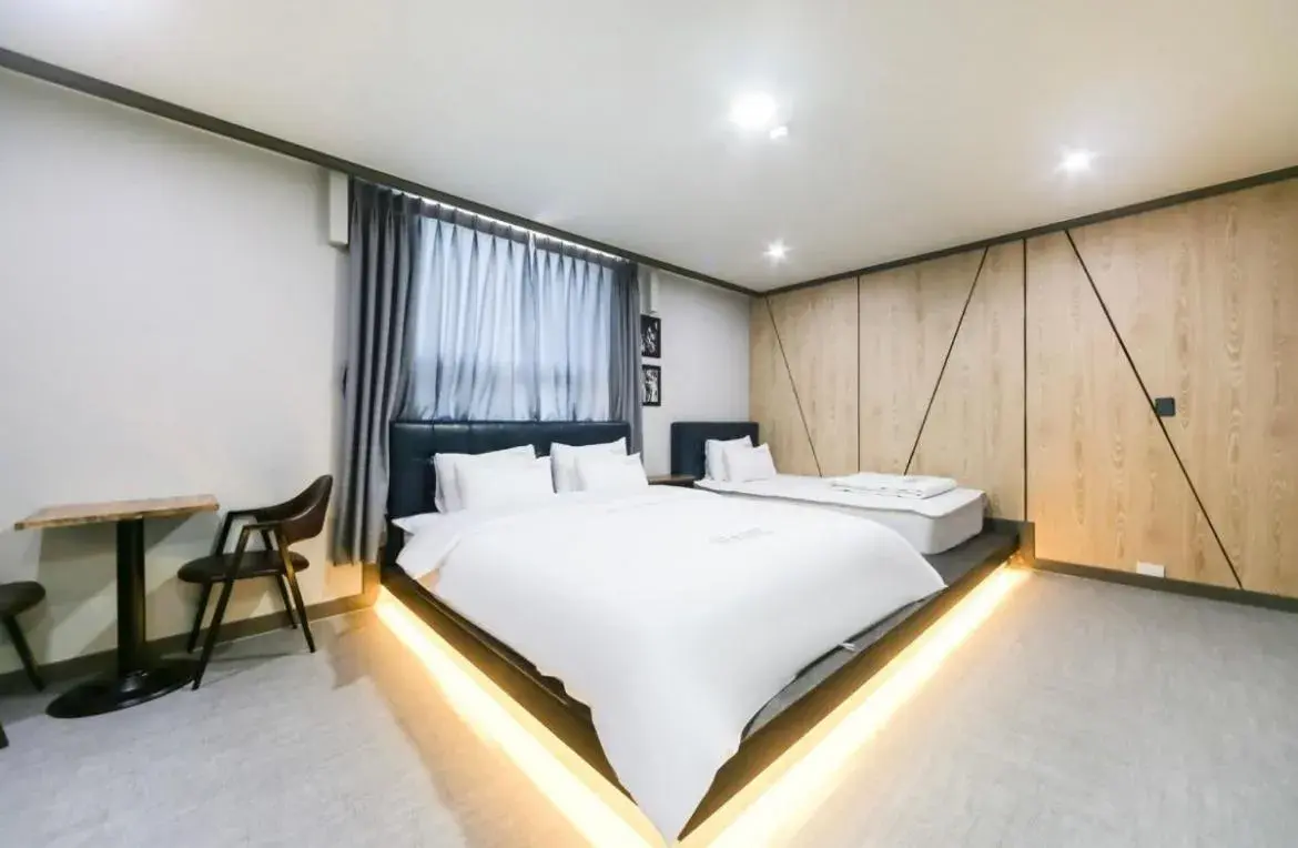 The Sharp Hotel The Sharp Hotel