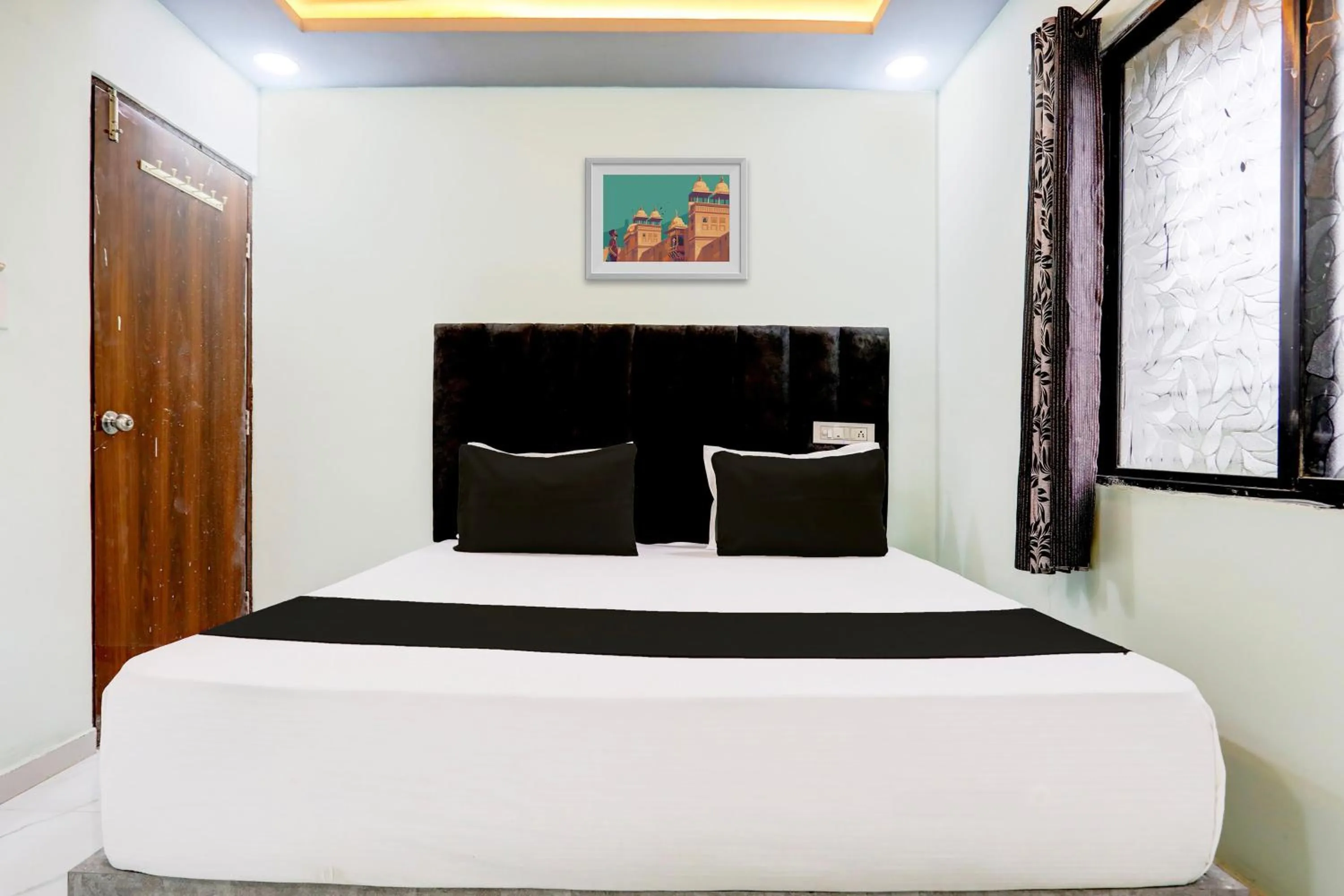 Facade/entrance, Bed in Hotel O Dream Stay