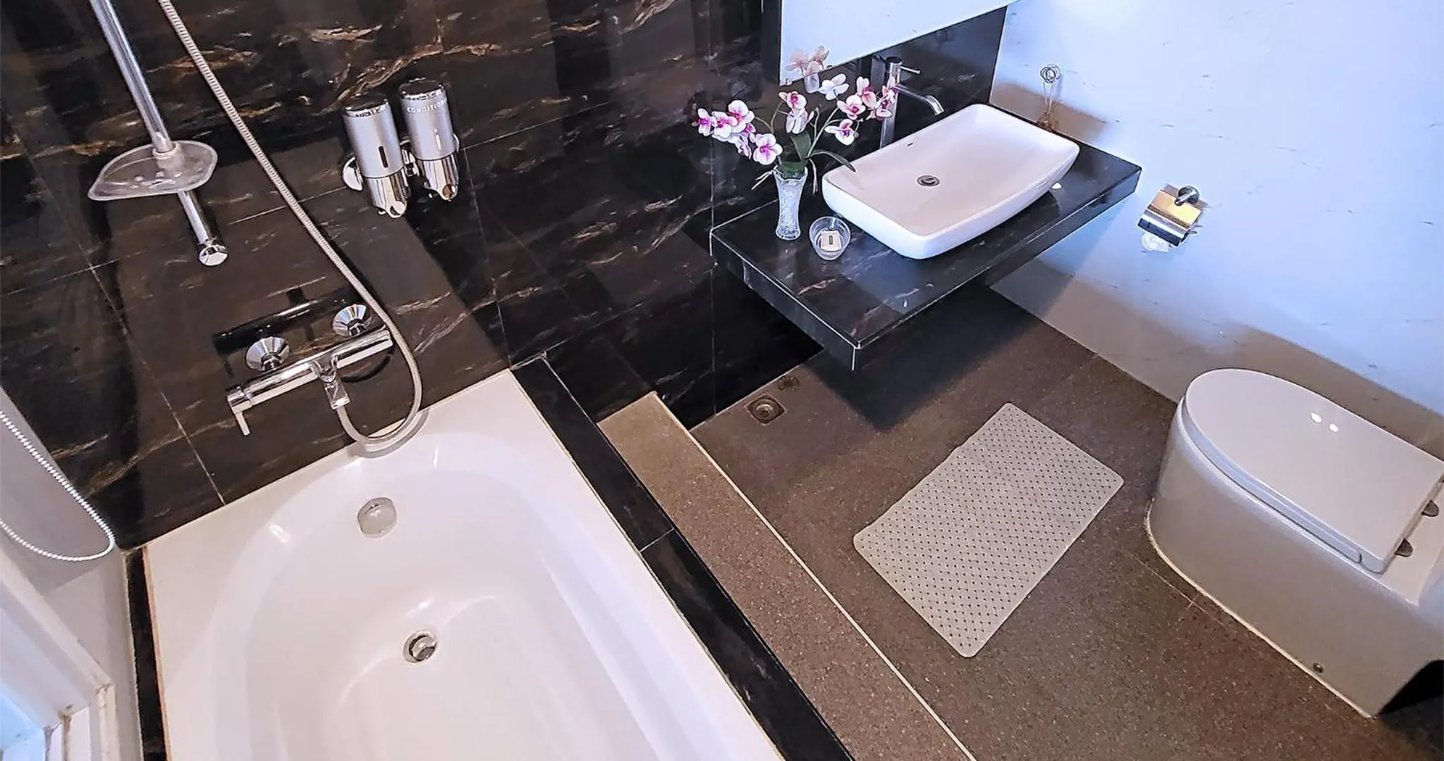 Shower in Casa Almarenzo Bed & Breakfast