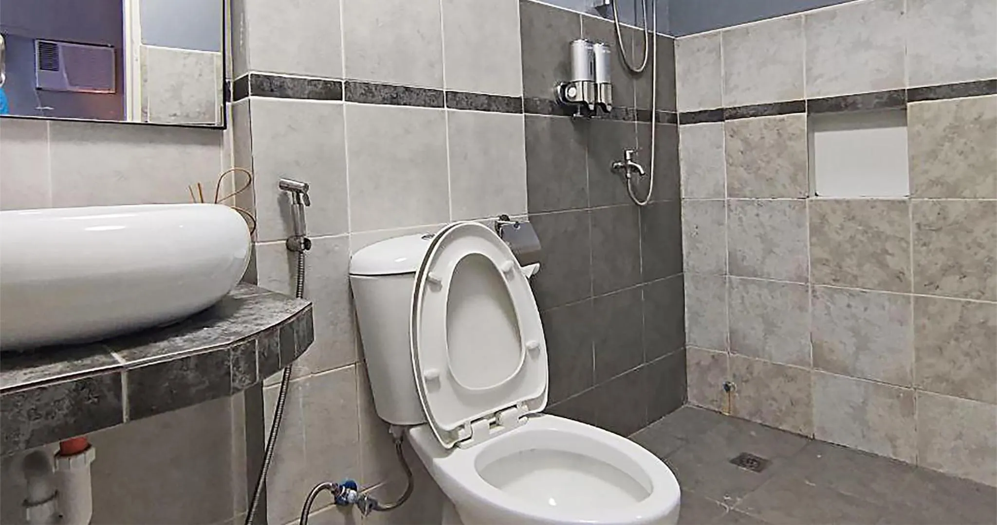 Shower in Casa Almarenzo Bed & Breakfast