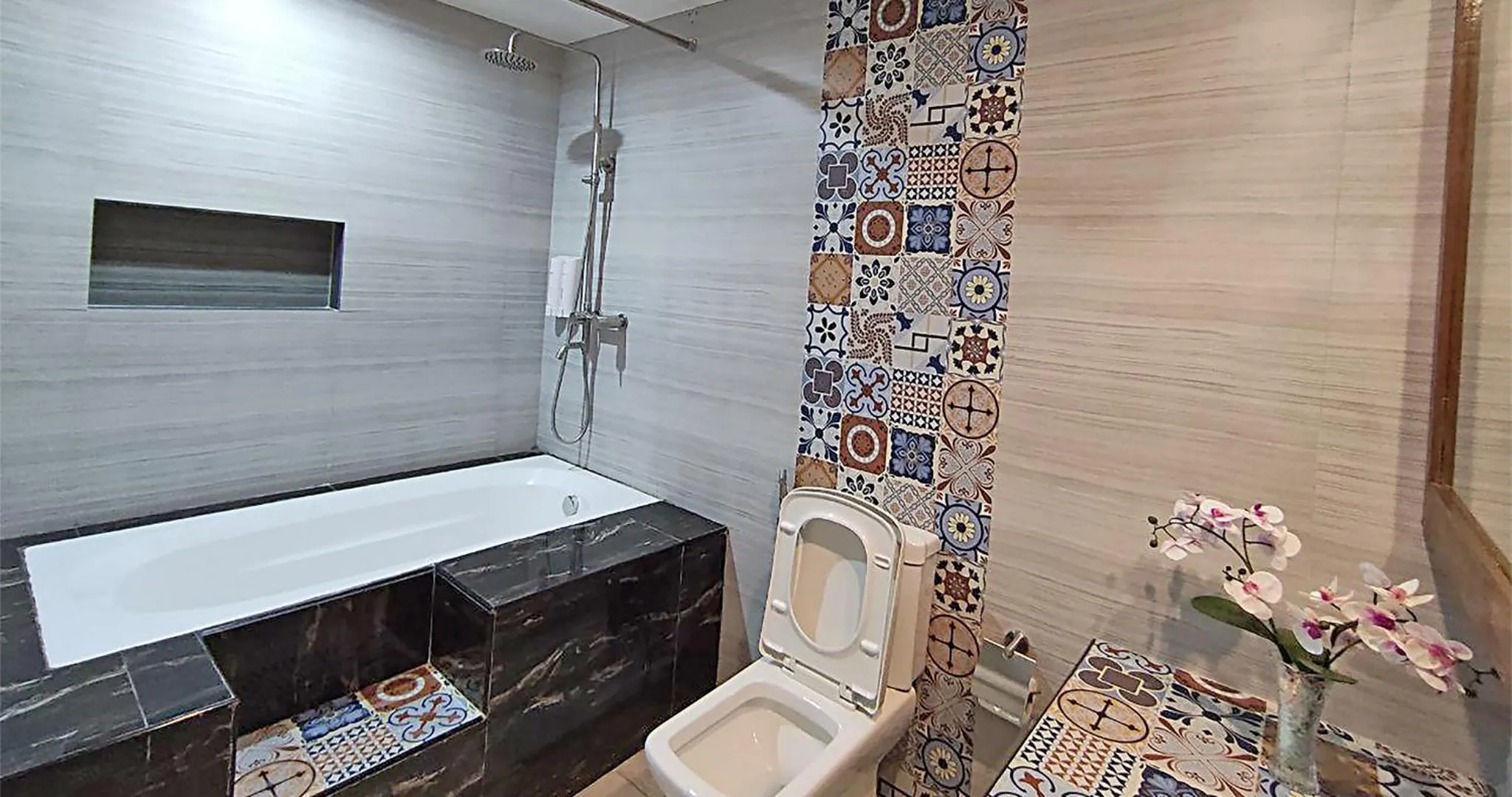 Shower in Casa Almarenzo Bed & Breakfast