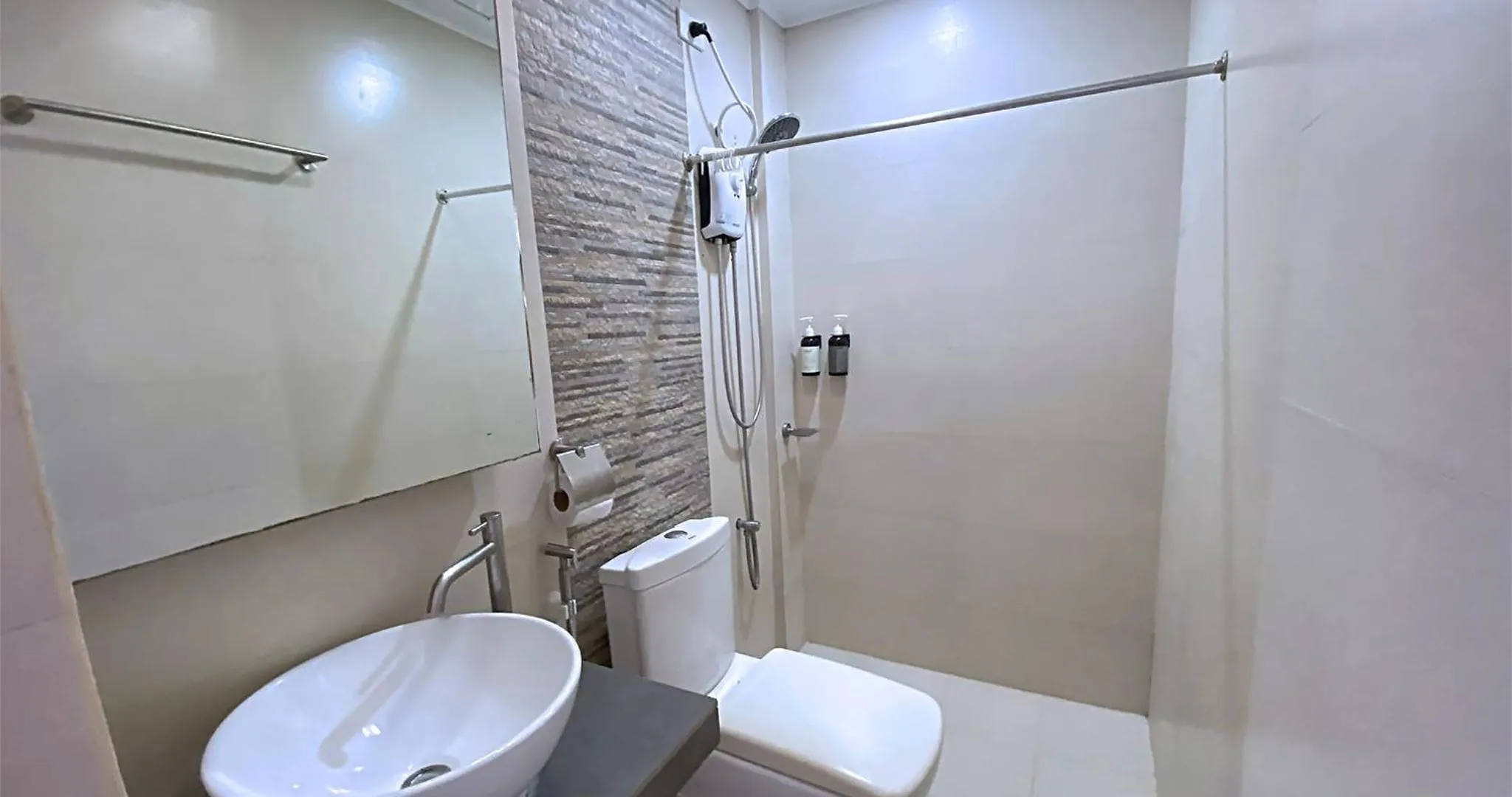 Shower in Casa Almarenzo Bed & Breakfast