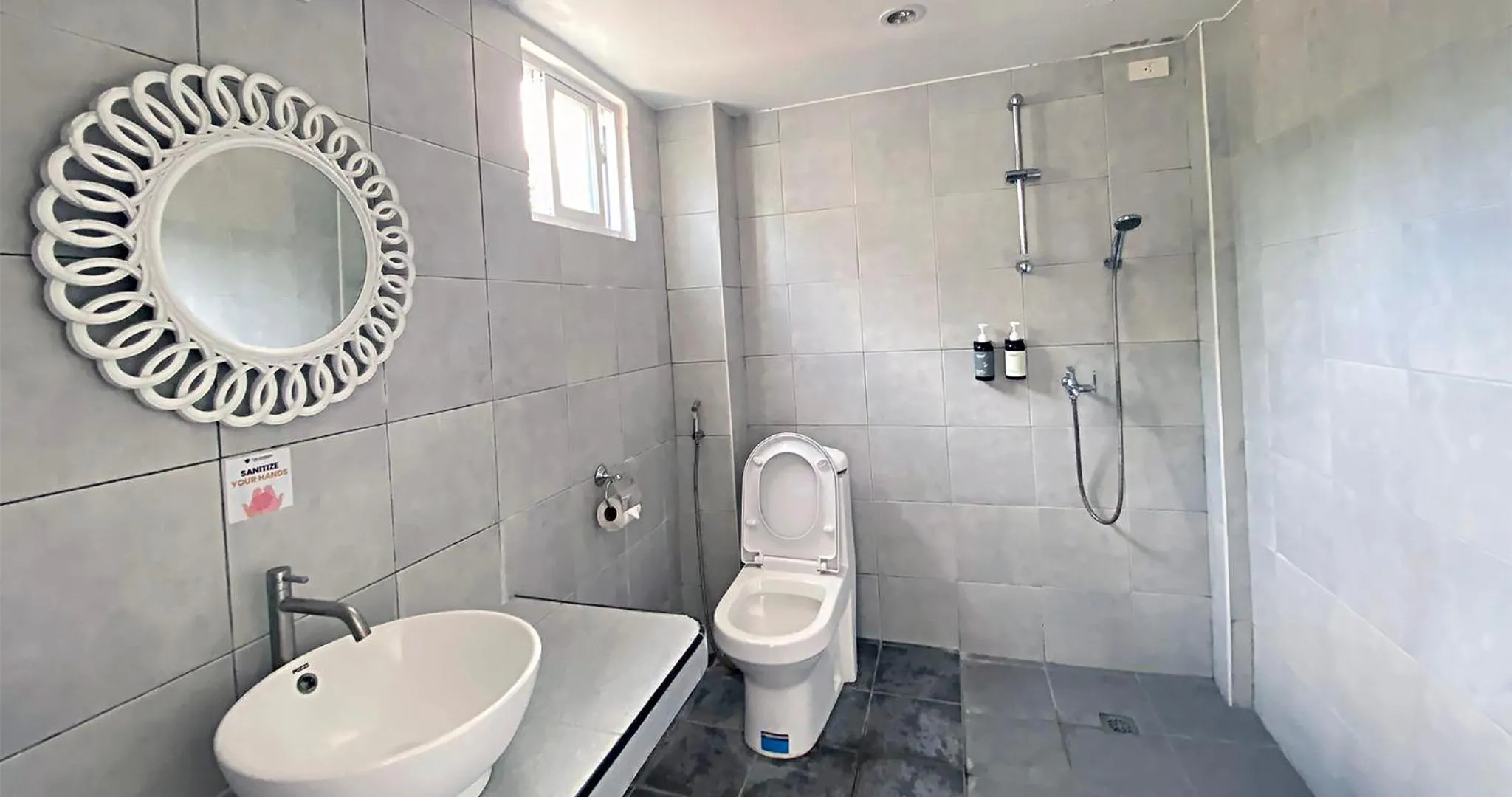 Shower in Casa Almarenzo Bed & Breakfast