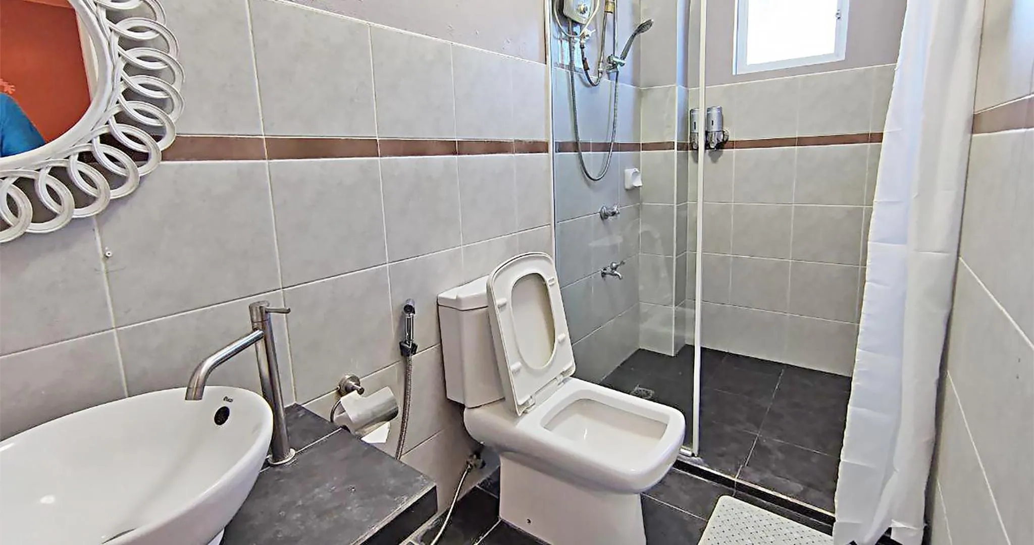 Shower in Casa Almarenzo Bed & Breakfast