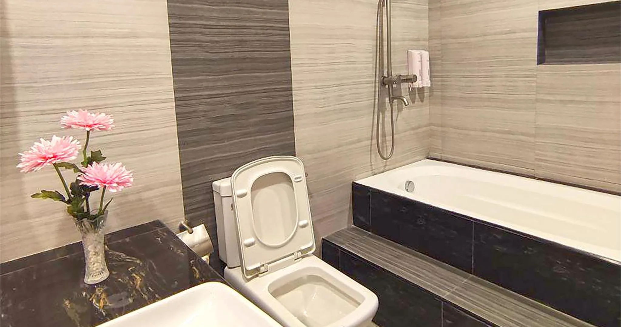 Shower in Casa Almarenzo Bed & Breakfast