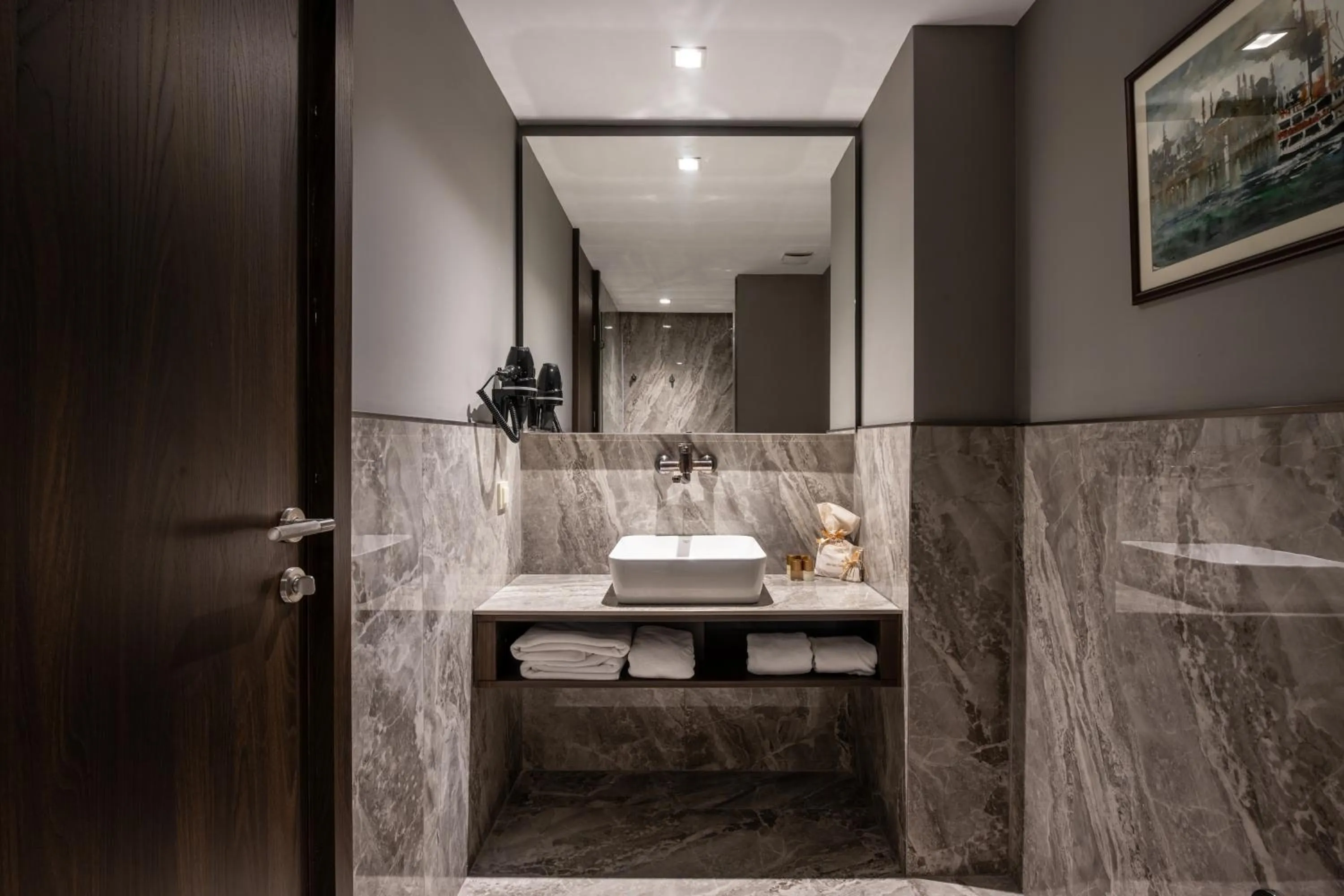 Shower in Noble Pangaltı