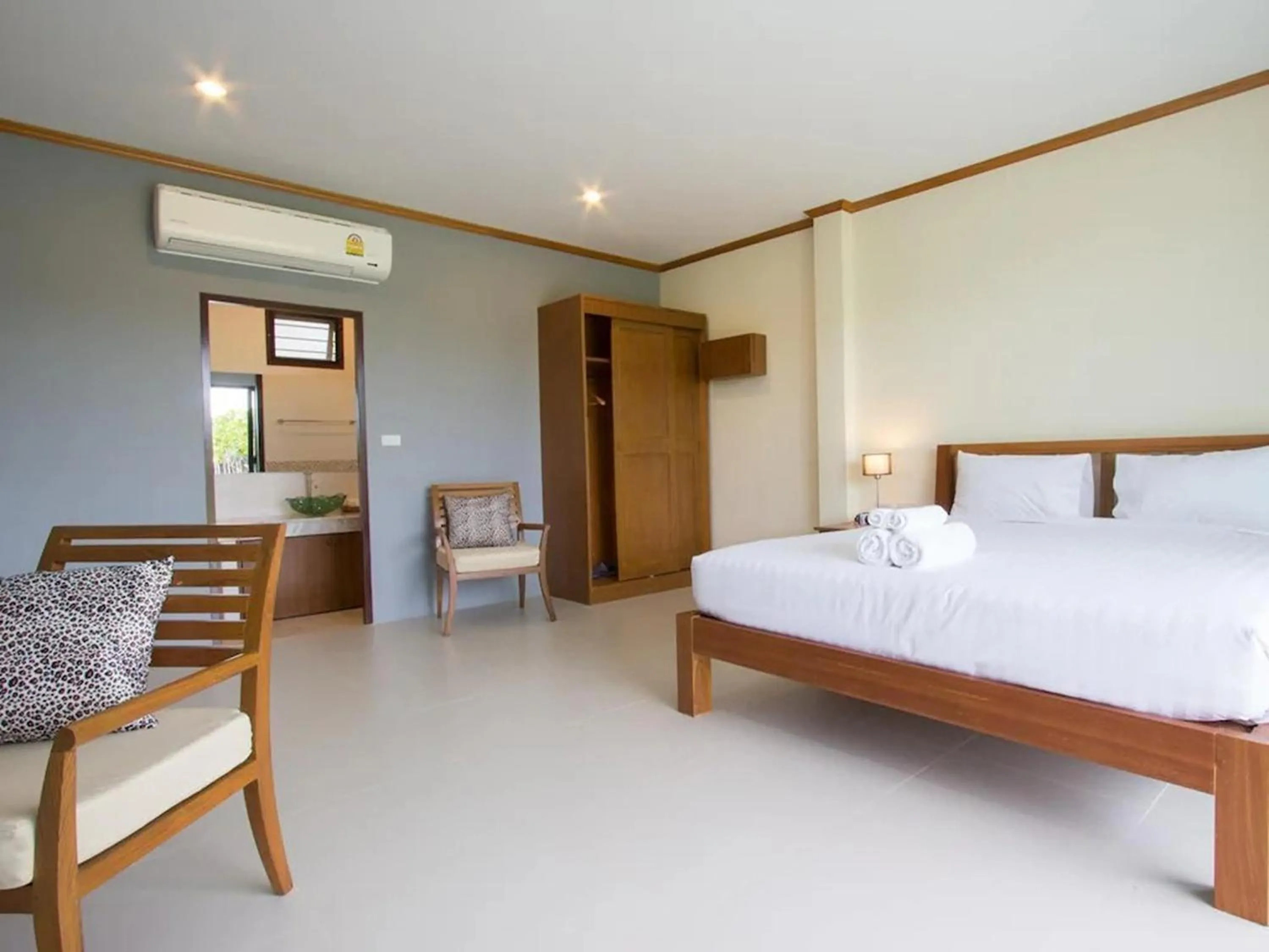 Bedroom, Bed in Moonlight Cottage