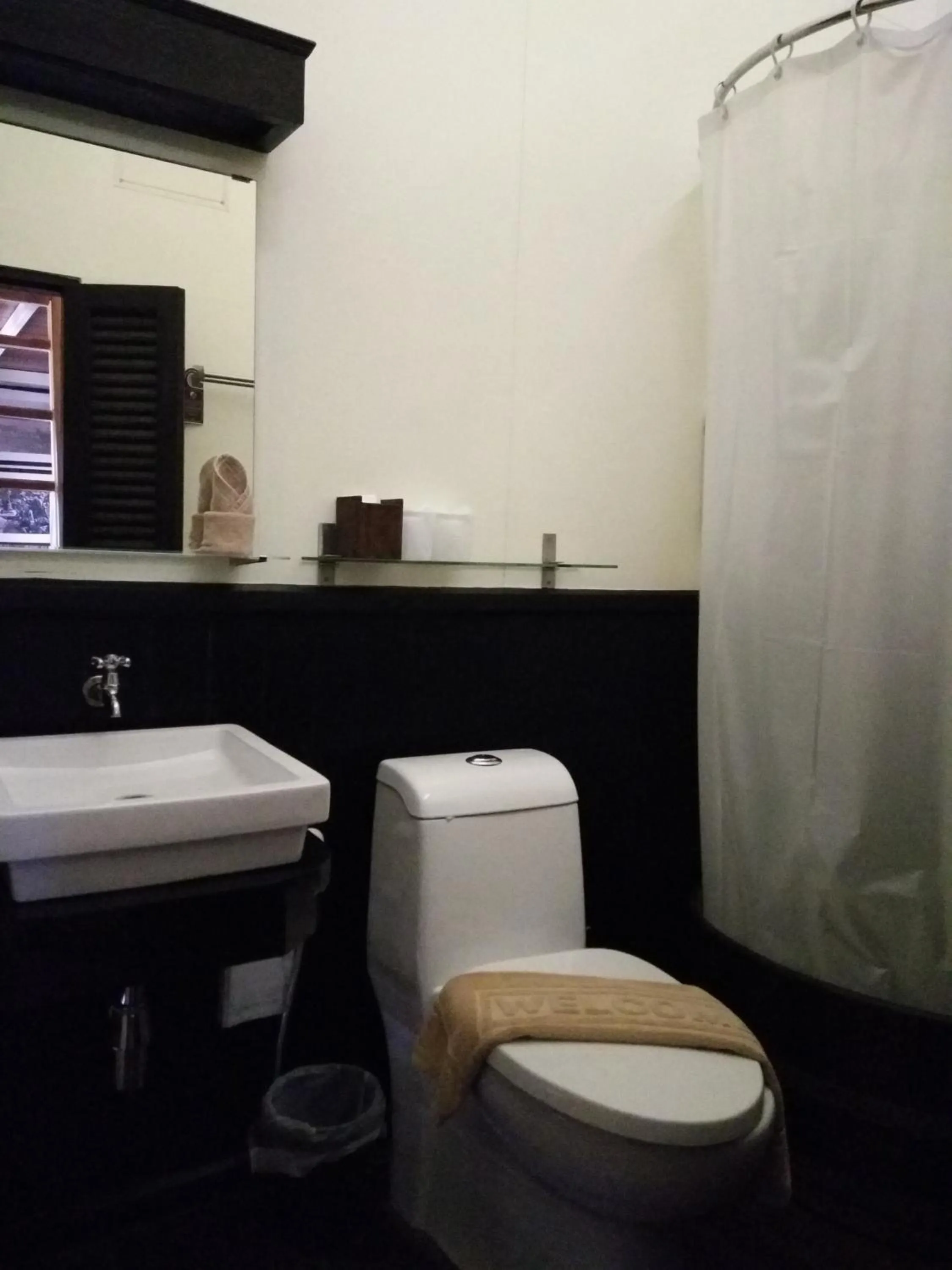 Bathroom in Baan Luang Rajamaitri Historic Inn