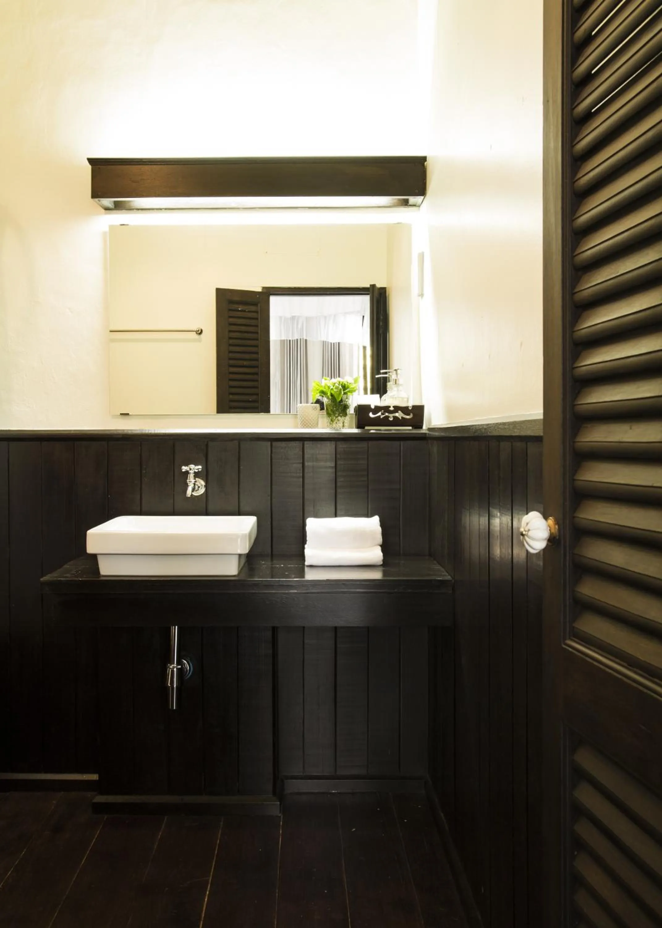 Toilet in Baan Luang Rajamaitri Historic Inn