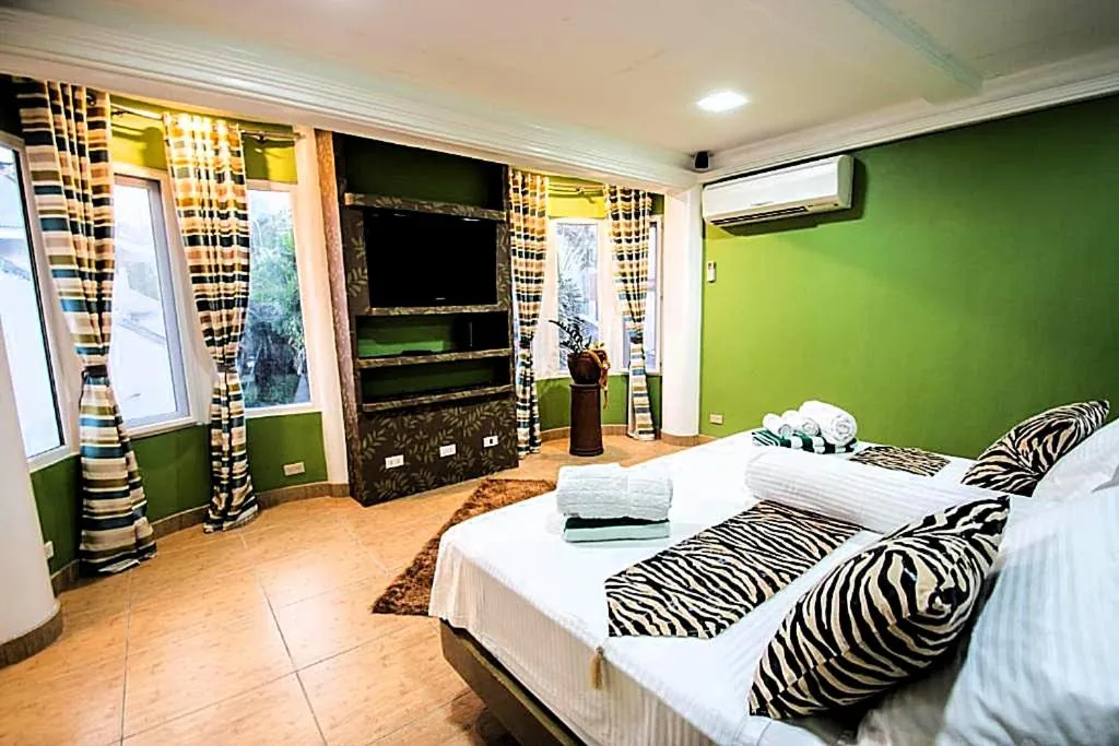 Communal lounge/ TV room, Bed in Green Monkey Resort Boracay