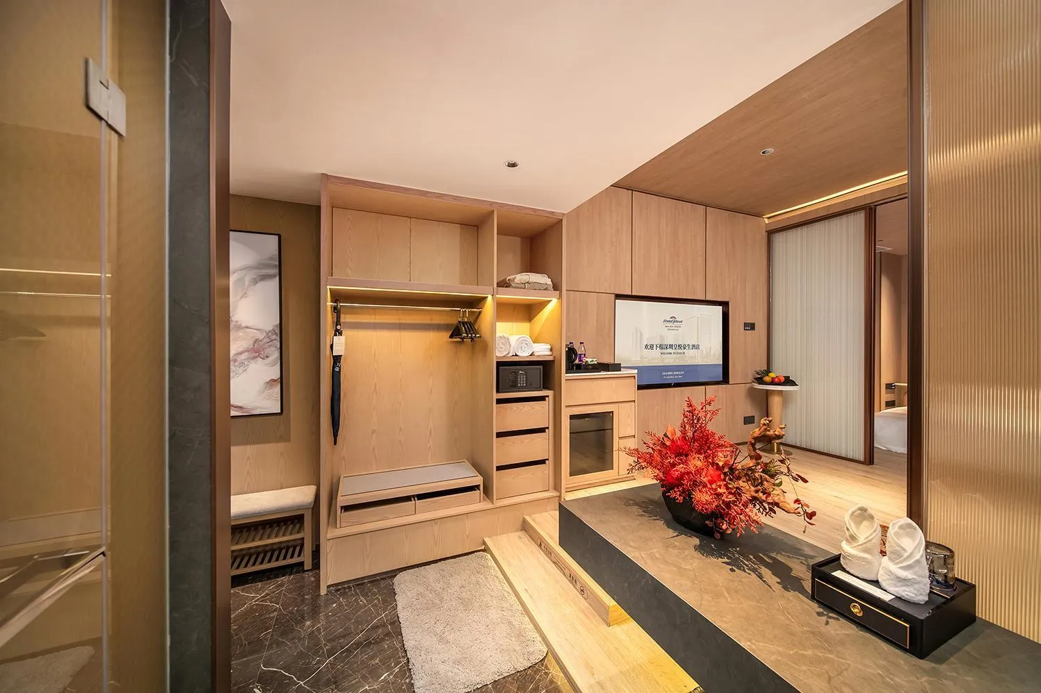 Photo of the whole room, Bed in Howard Johnson Royal Hotel Shenzhen