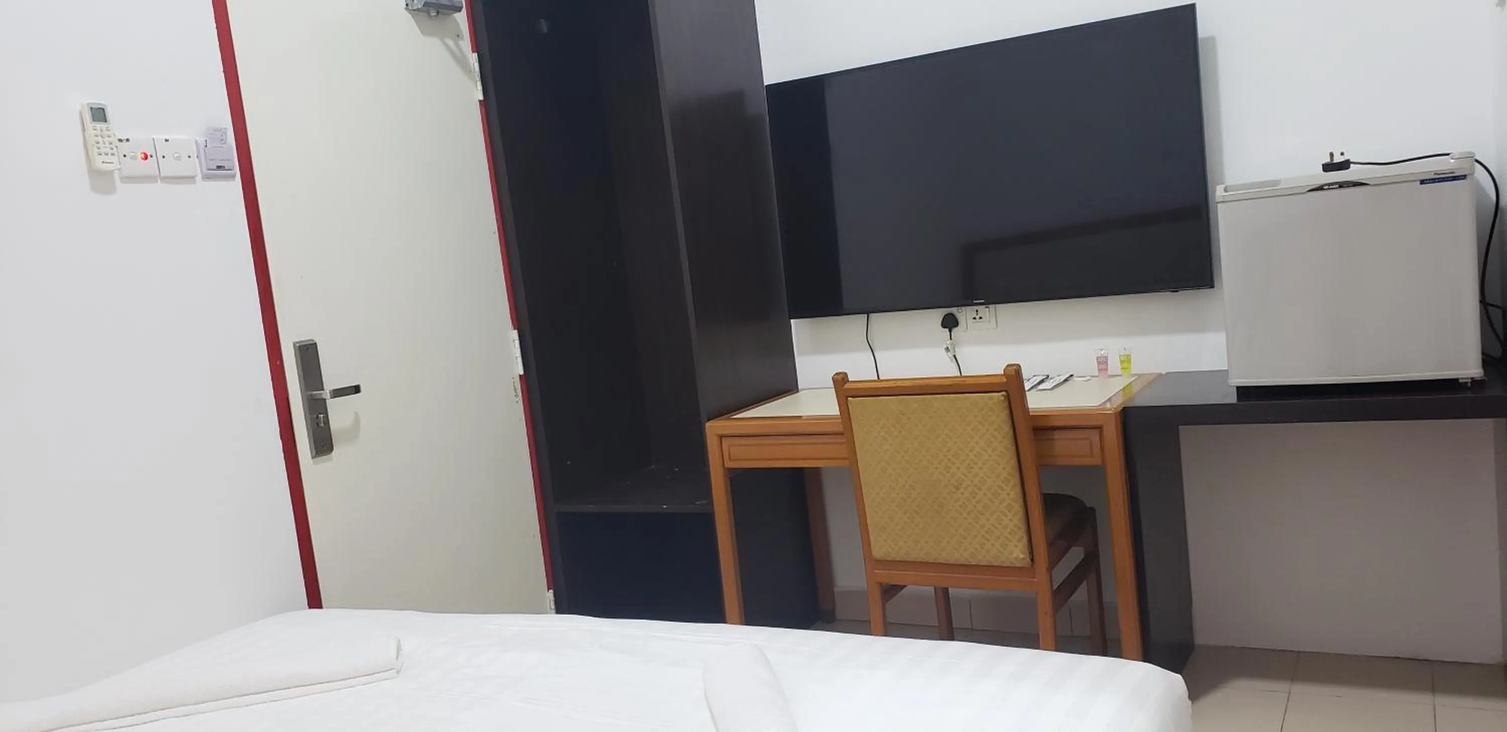 TV and multimedia, Bed in S Rose Hotel Sepang