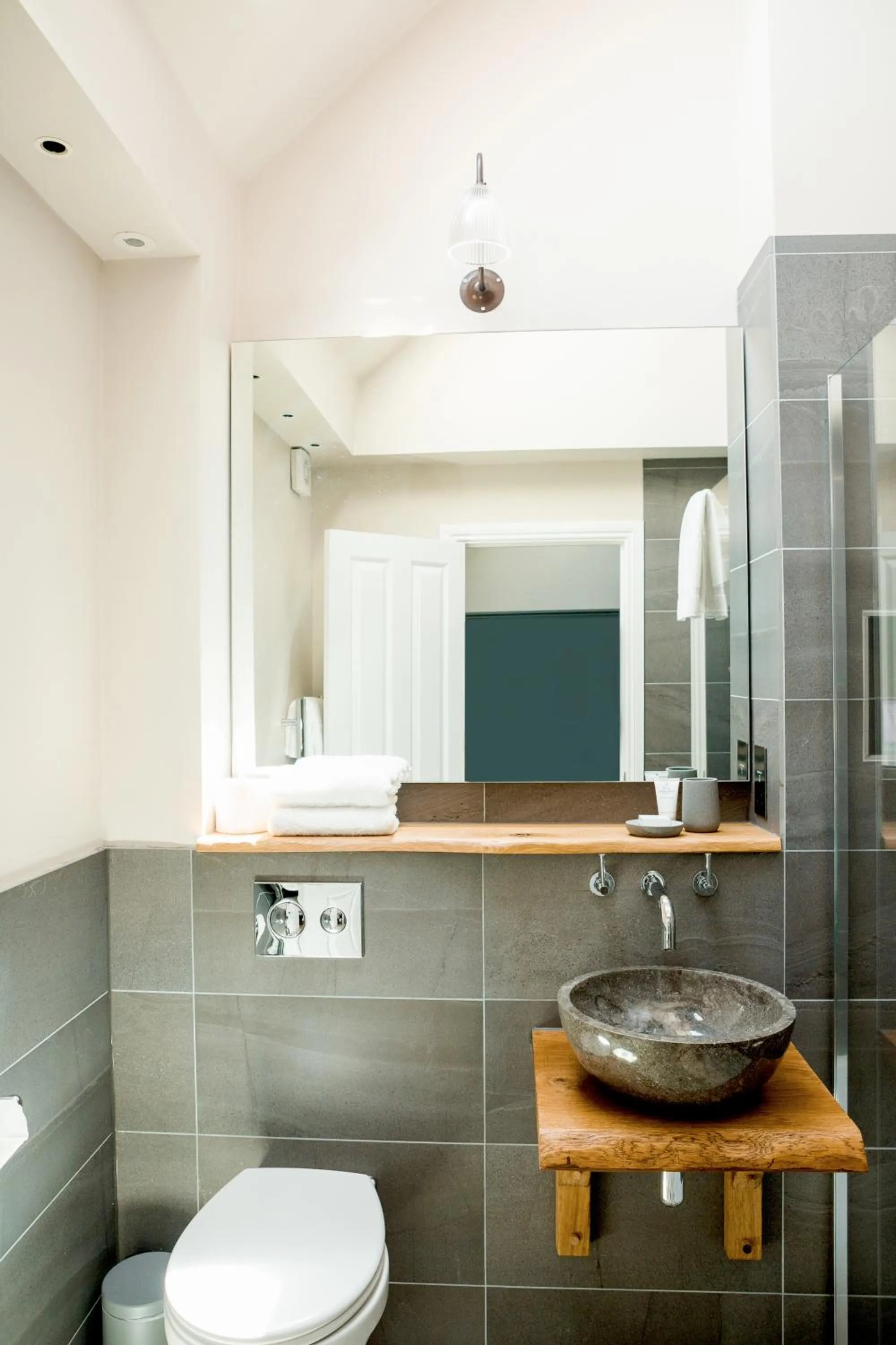 Shower in The Farmhouse at Redcoats