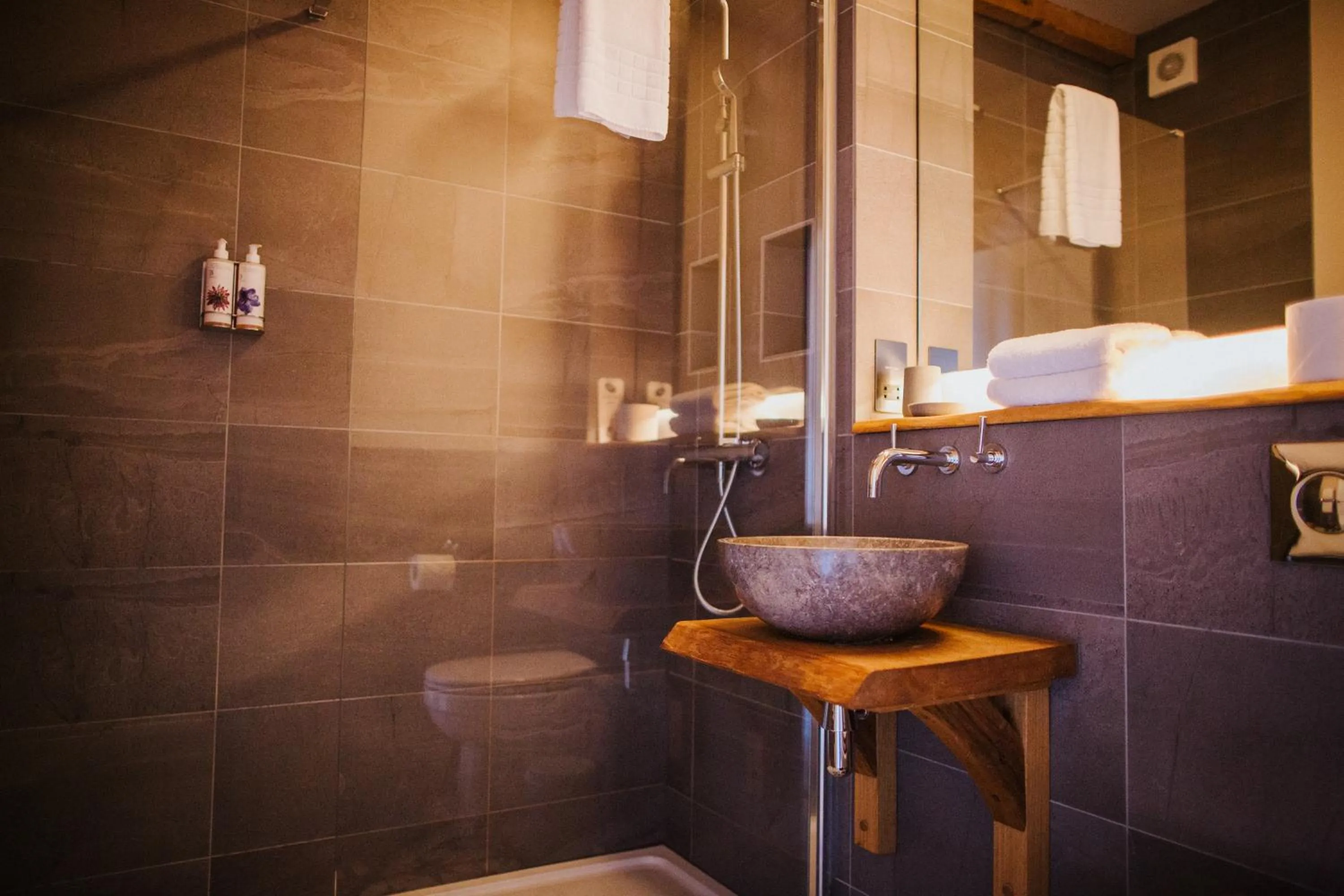 Shower in The Farmhouse at Redcoats
