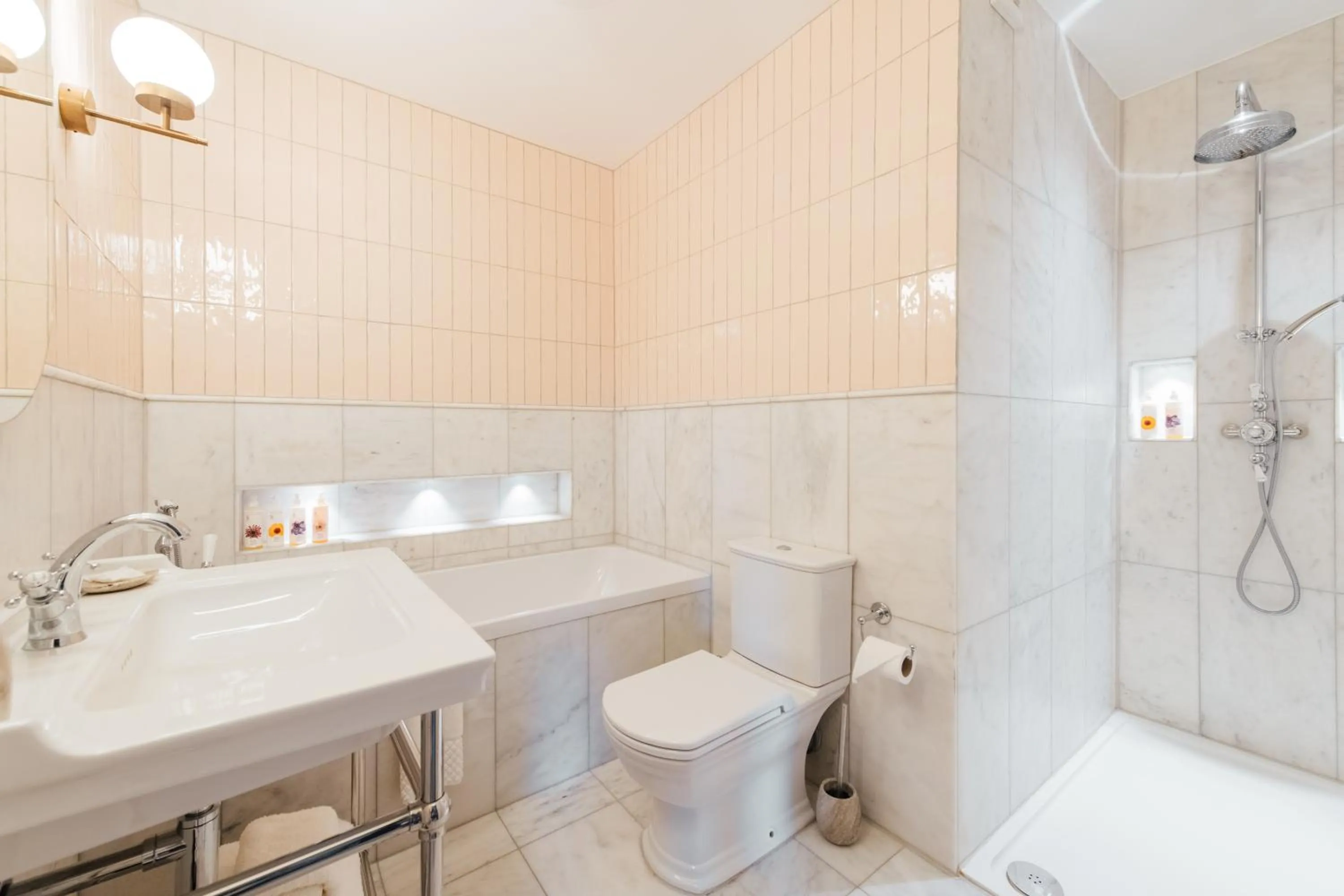 Bath in The Farmhouse at Redcoats