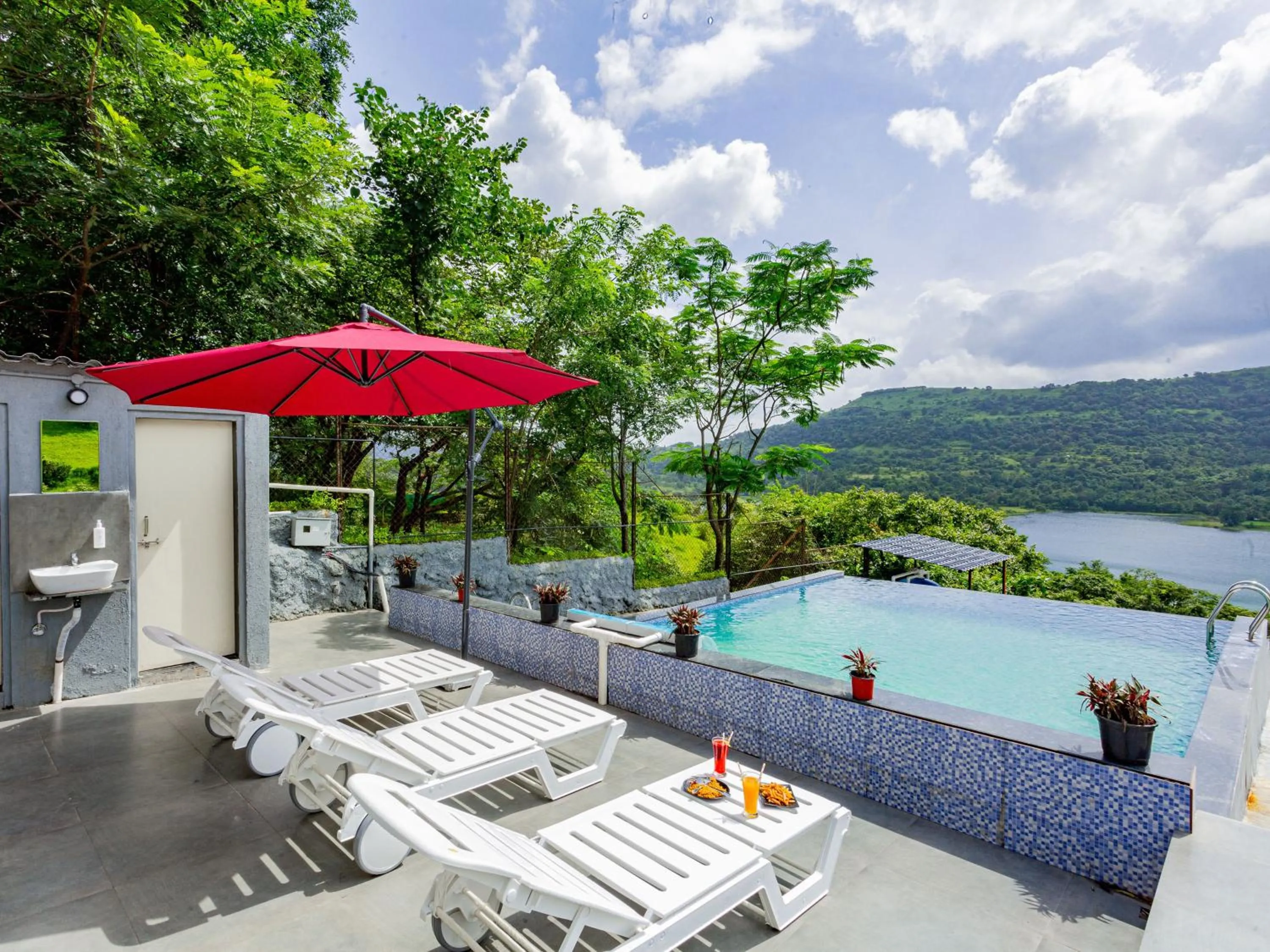 Lobby or reception in The Hosteller Panshet
