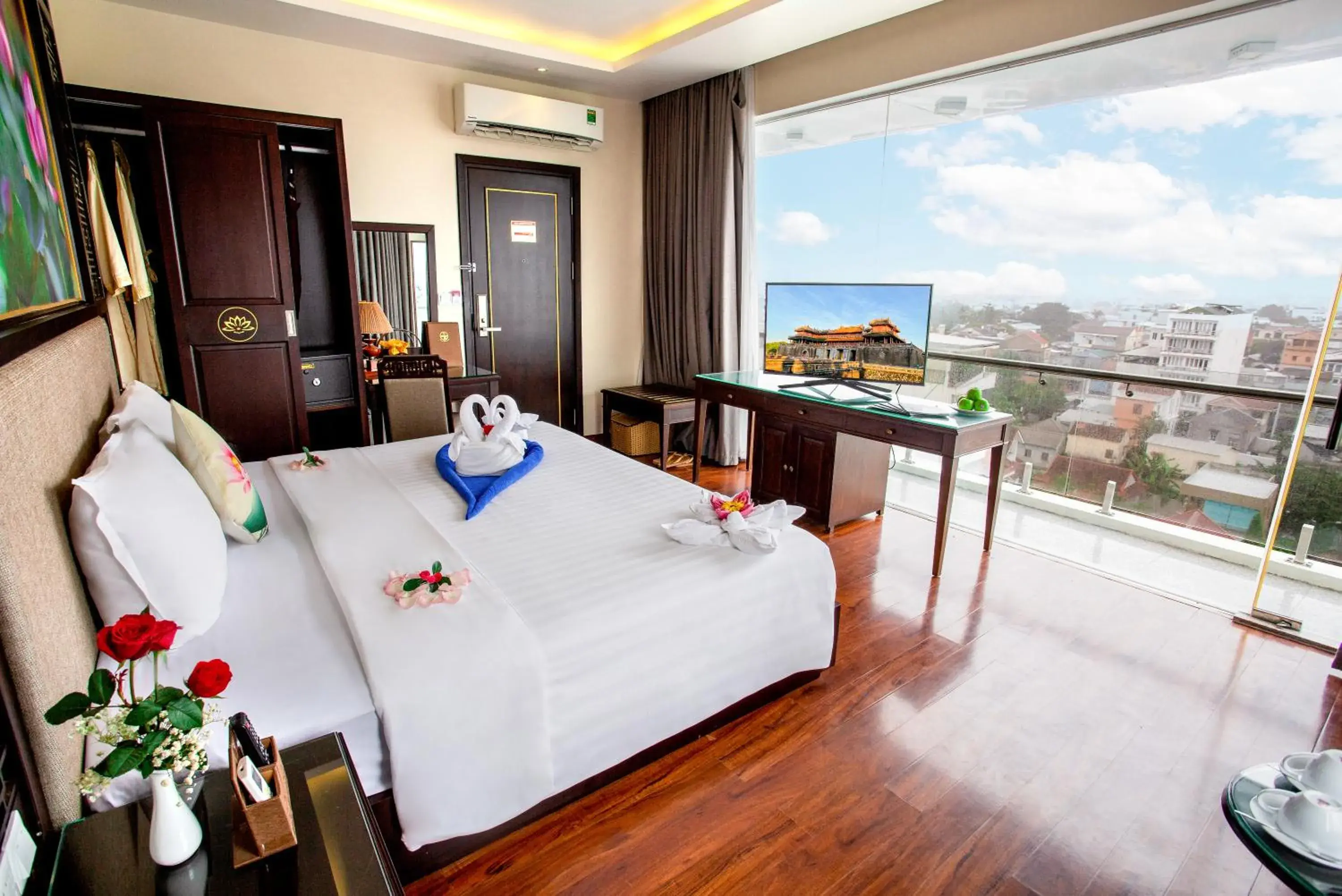 Suite with Balcony in Thanh Lich Hue Hotel Suite with Balcony in Thanh Lich Hue Hotel