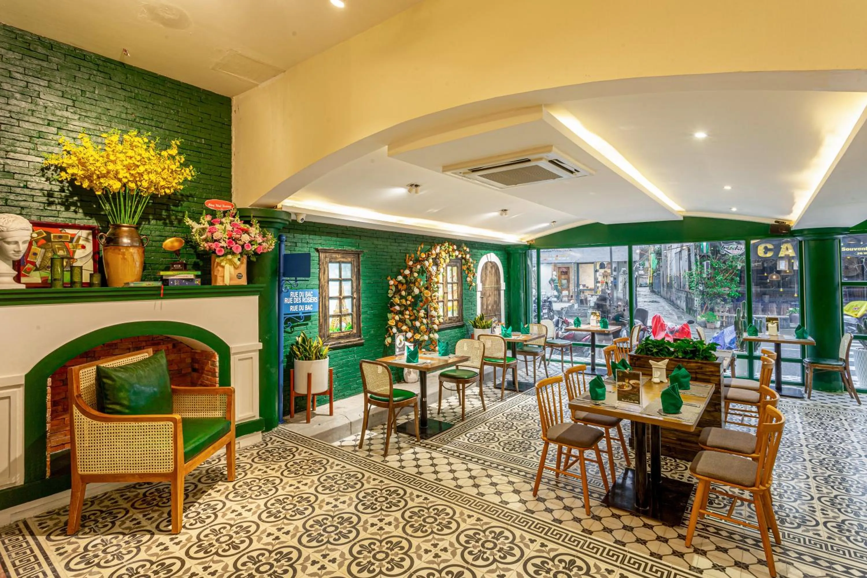 Restaurant/places to eat in Thanh Lich Hue Hotel
