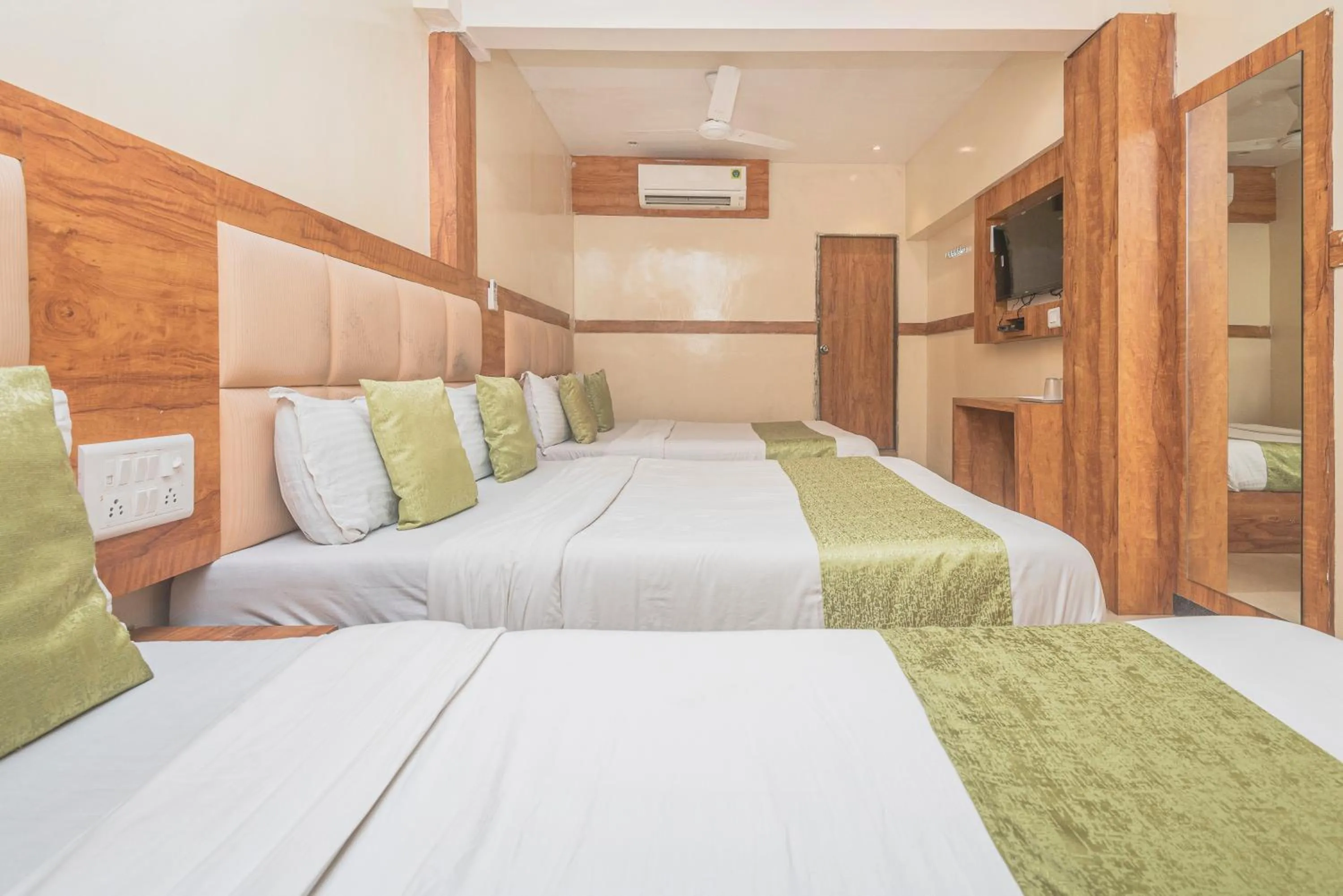 Bed in Hotel Al Madina palace