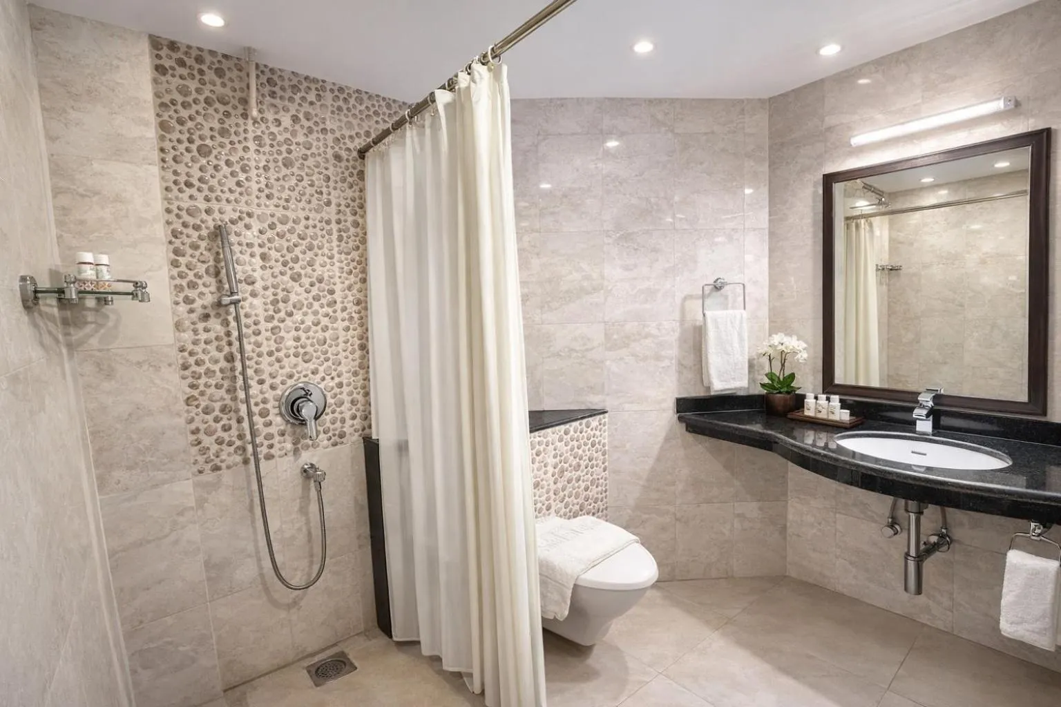 Shower in Praia Da Oura Boutique Resort ,Goa