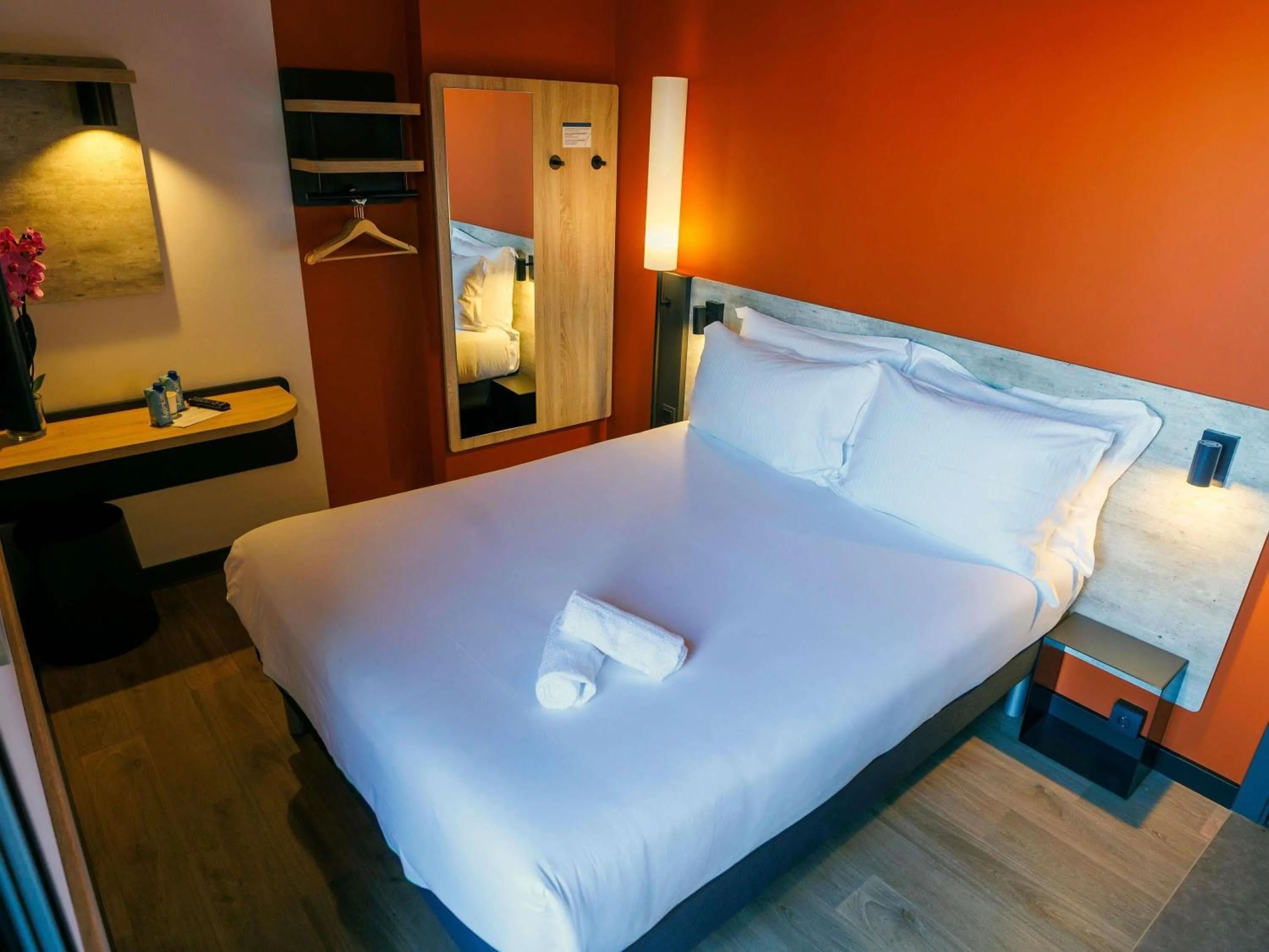 Bedroom, Bed in ibis budget Logroño Centro