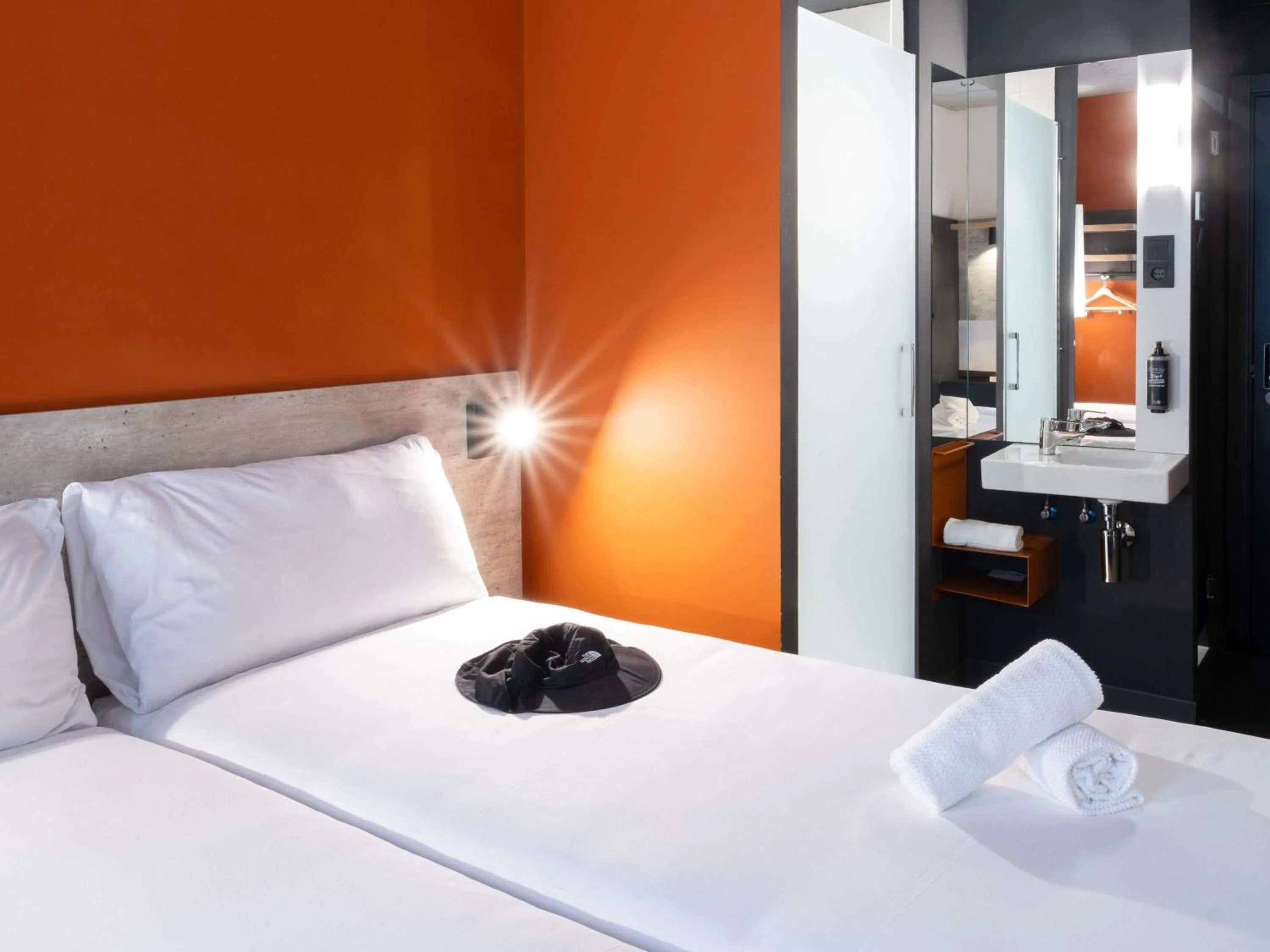 Bedroom, Bed in ibis budget Logroño Centro