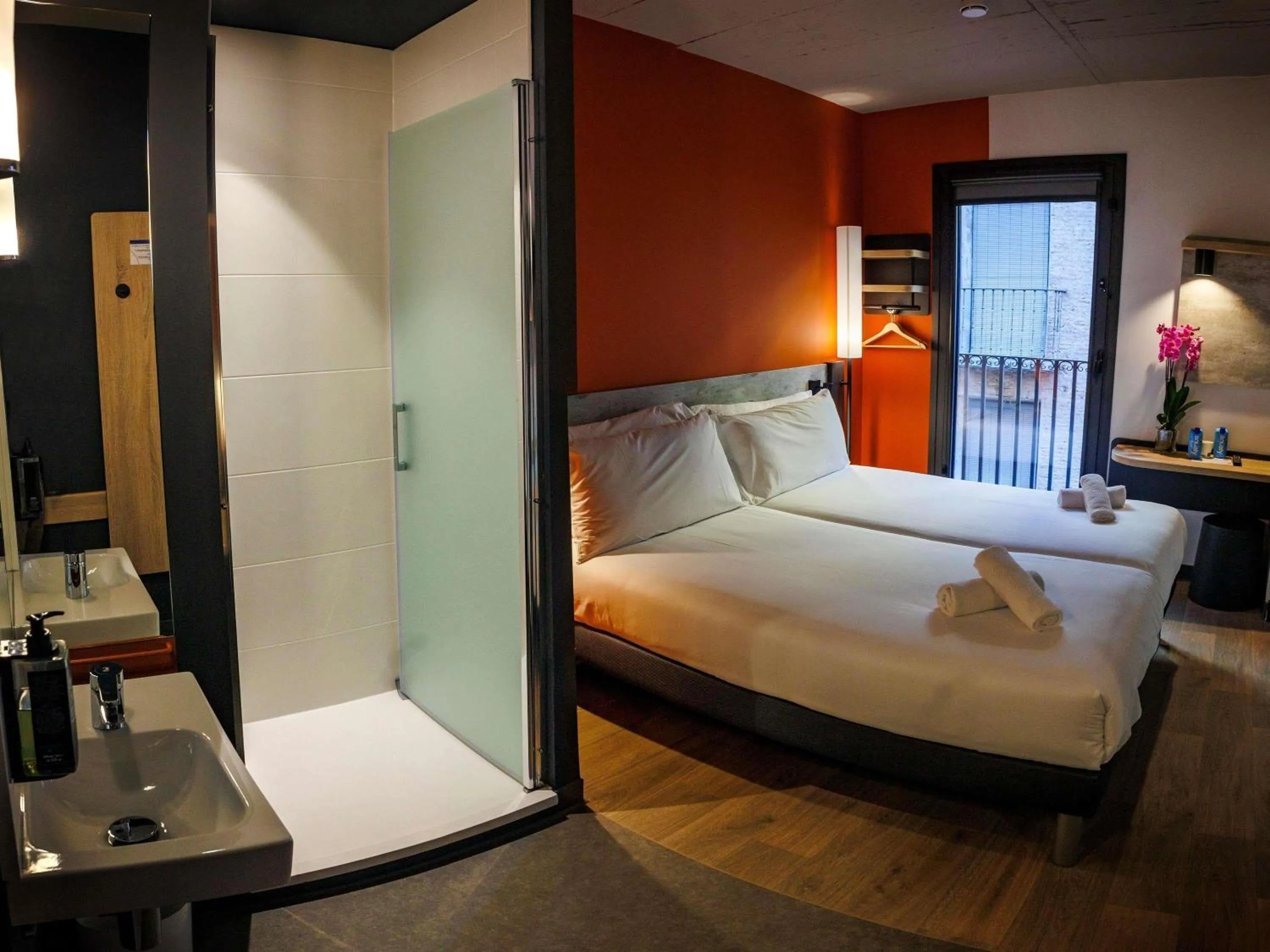 Bedroom, Bed in ibis budget Logroño Centro