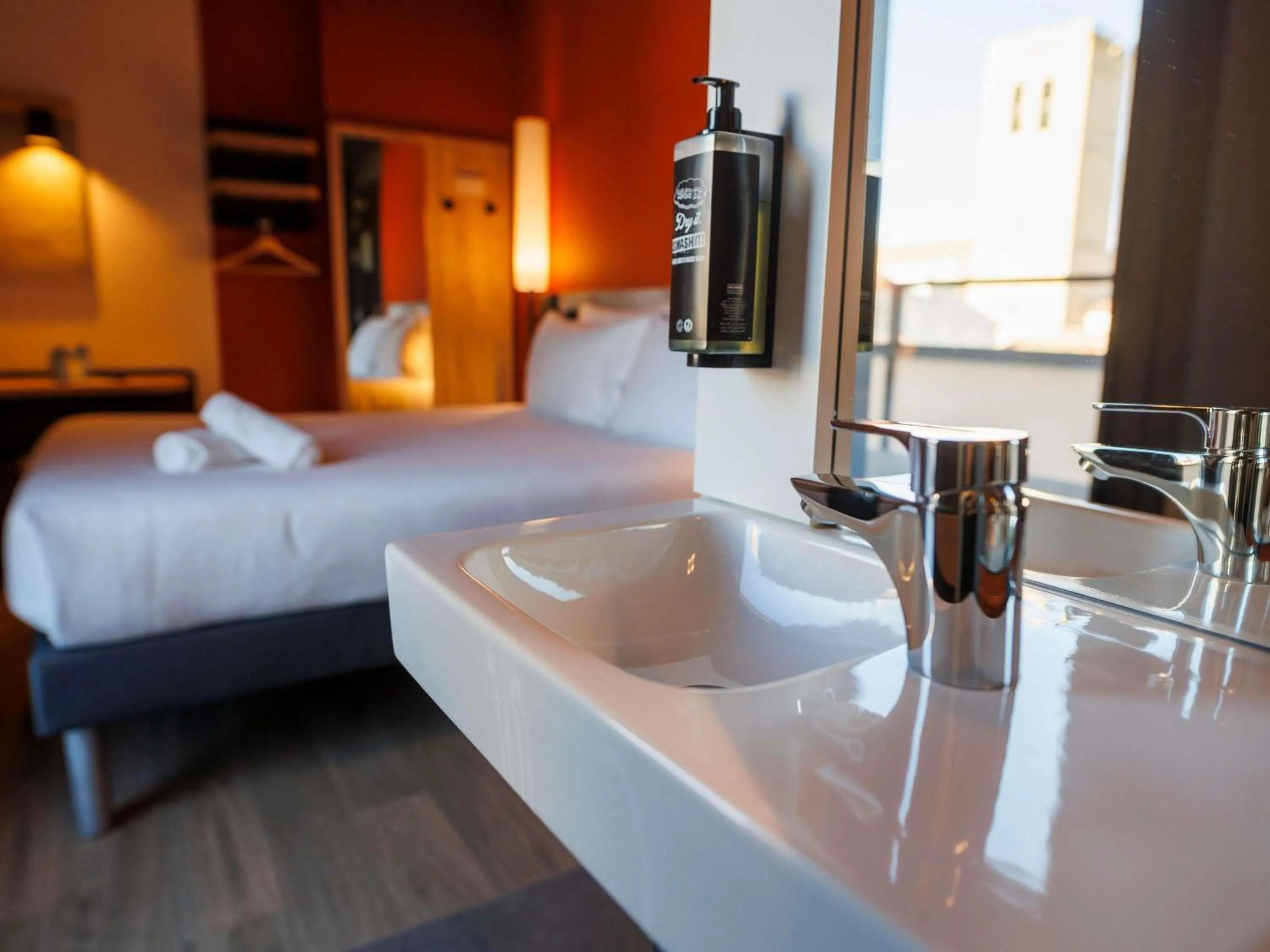 Bedroom, Bed in ibis budget Logroño Centro