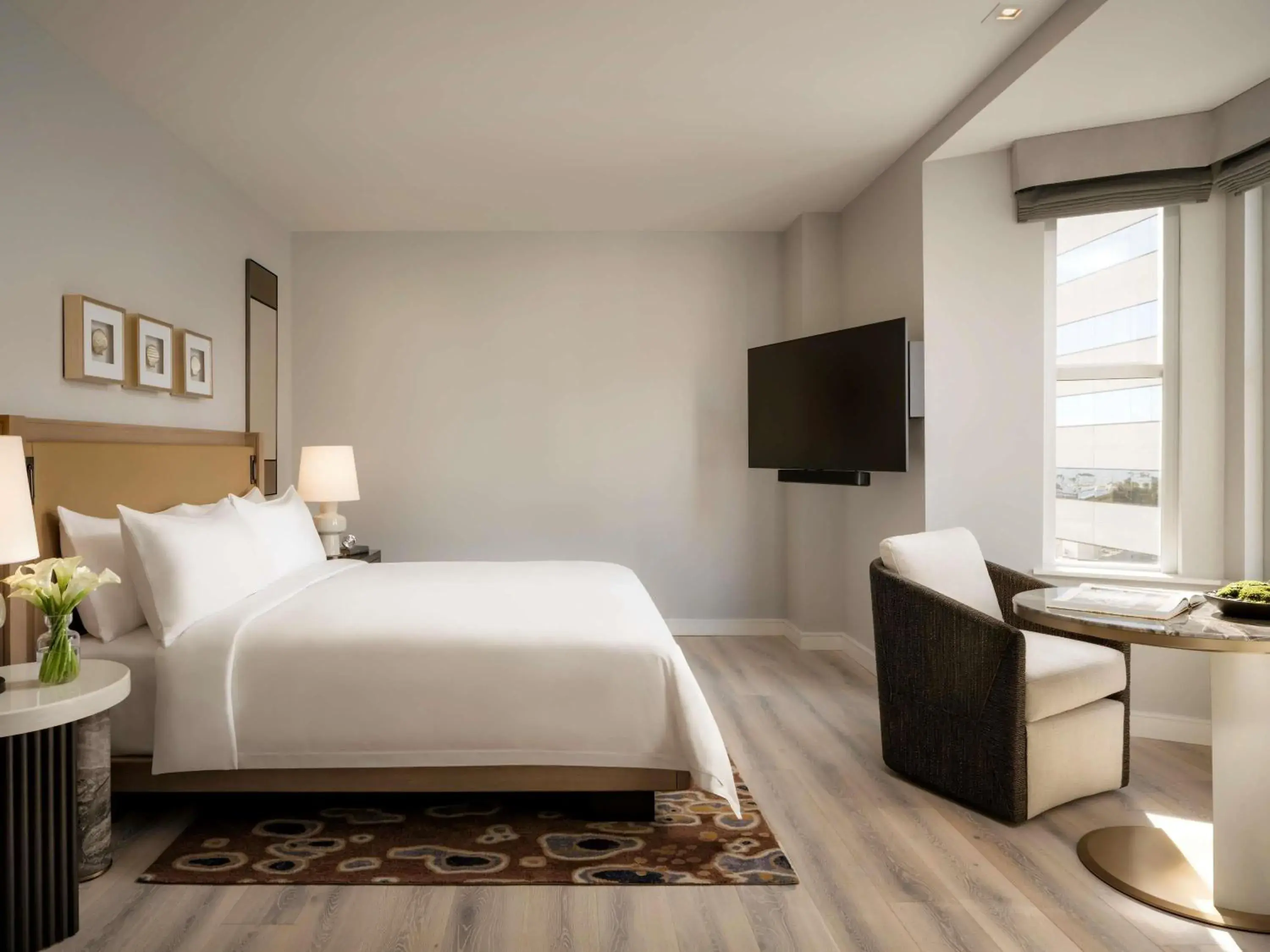 Deluxe King Room with Roll In Shower and City View - Mobility Access in Fairmont Breakers Long Beach Deluxe King Room with Roll In Shower and City View - Mobility Access in Fairmont Breakers Long Beach