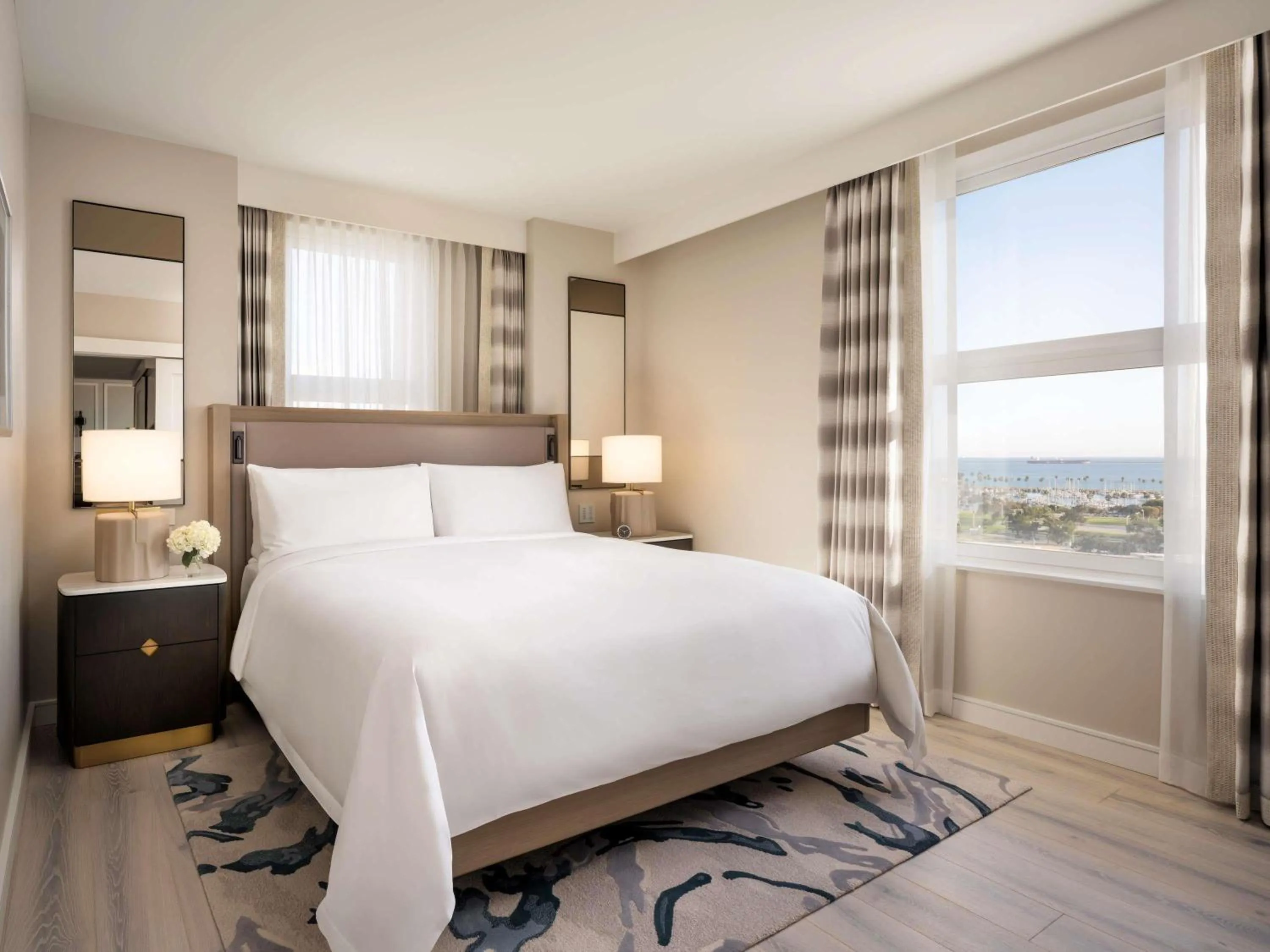 Bedroom, Bed in Fairmont Breakers Long Beach