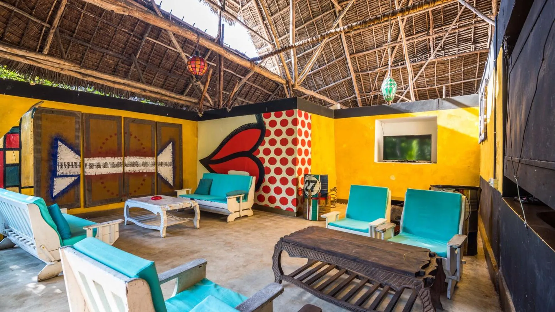 Communal lounge/ TV room in Paje By Night Bungalows