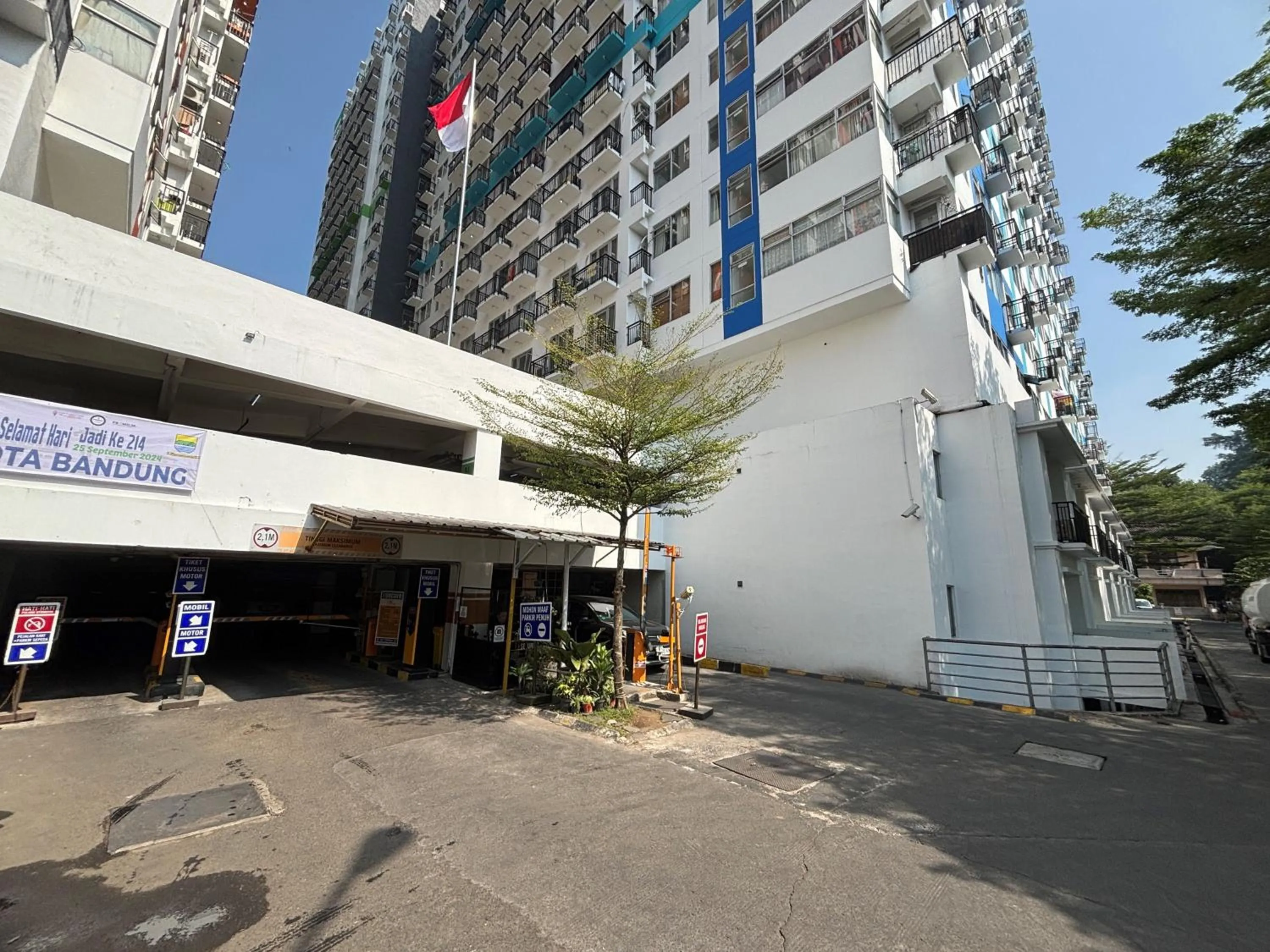 Property building in The Jarrdin Apartment Hotels by Ironman