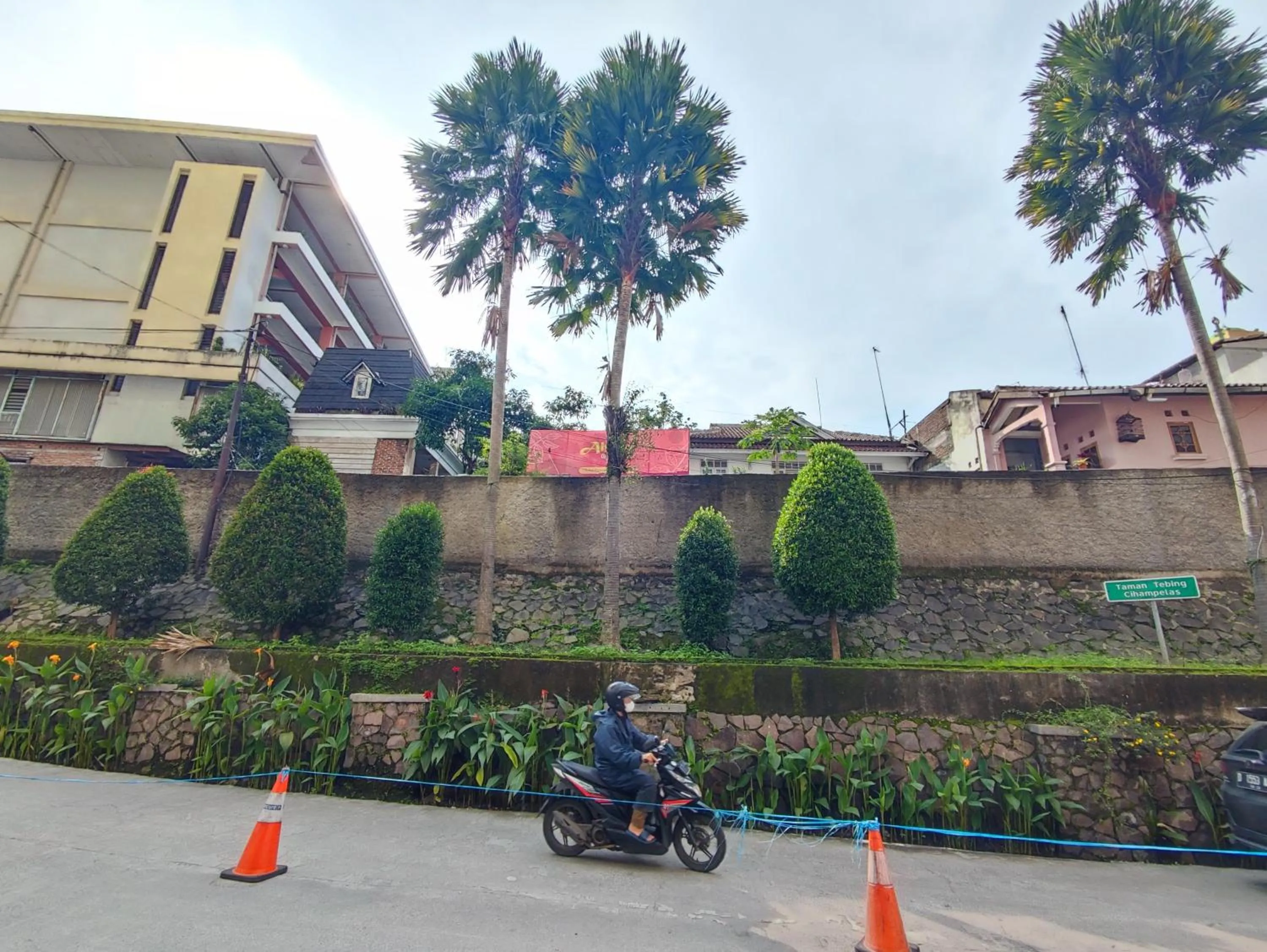 Facade/entrance in The Jarrdin Apartment Hotels by Ironman