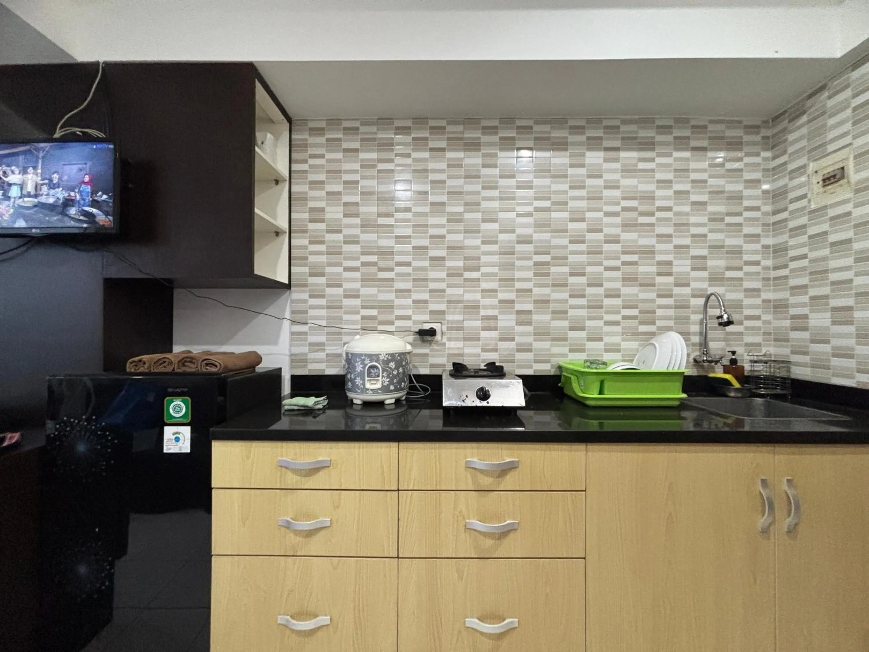 Kitchen or kitchenette in The Jarrdin Apartment Hotels by Ironman